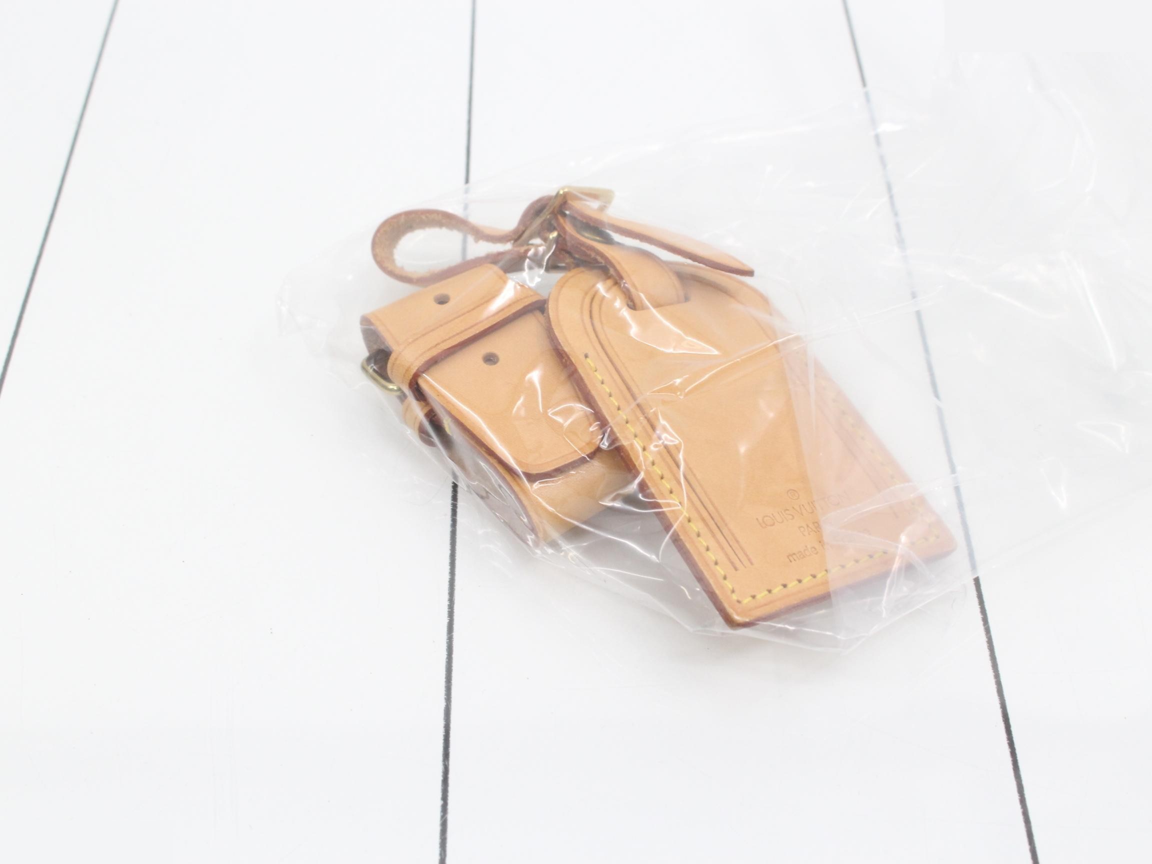 Keepall Bandoulière 60 with shoulder strap, name tag, and handle. — view 7