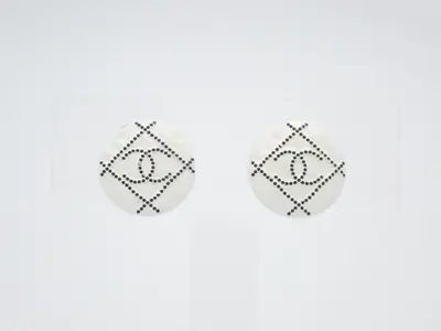 Round shape, Matelassé style, Coco Chanel logo in the center, white, A19P