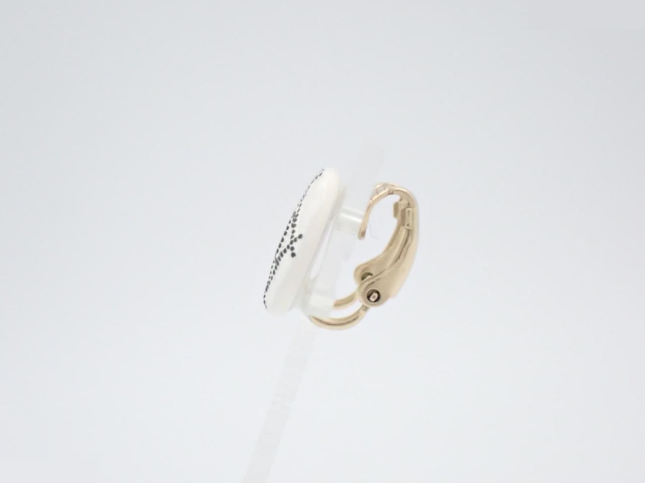 Round shape, Matelassé style, Coco Chanel logo in the center, white, A19P — view 3