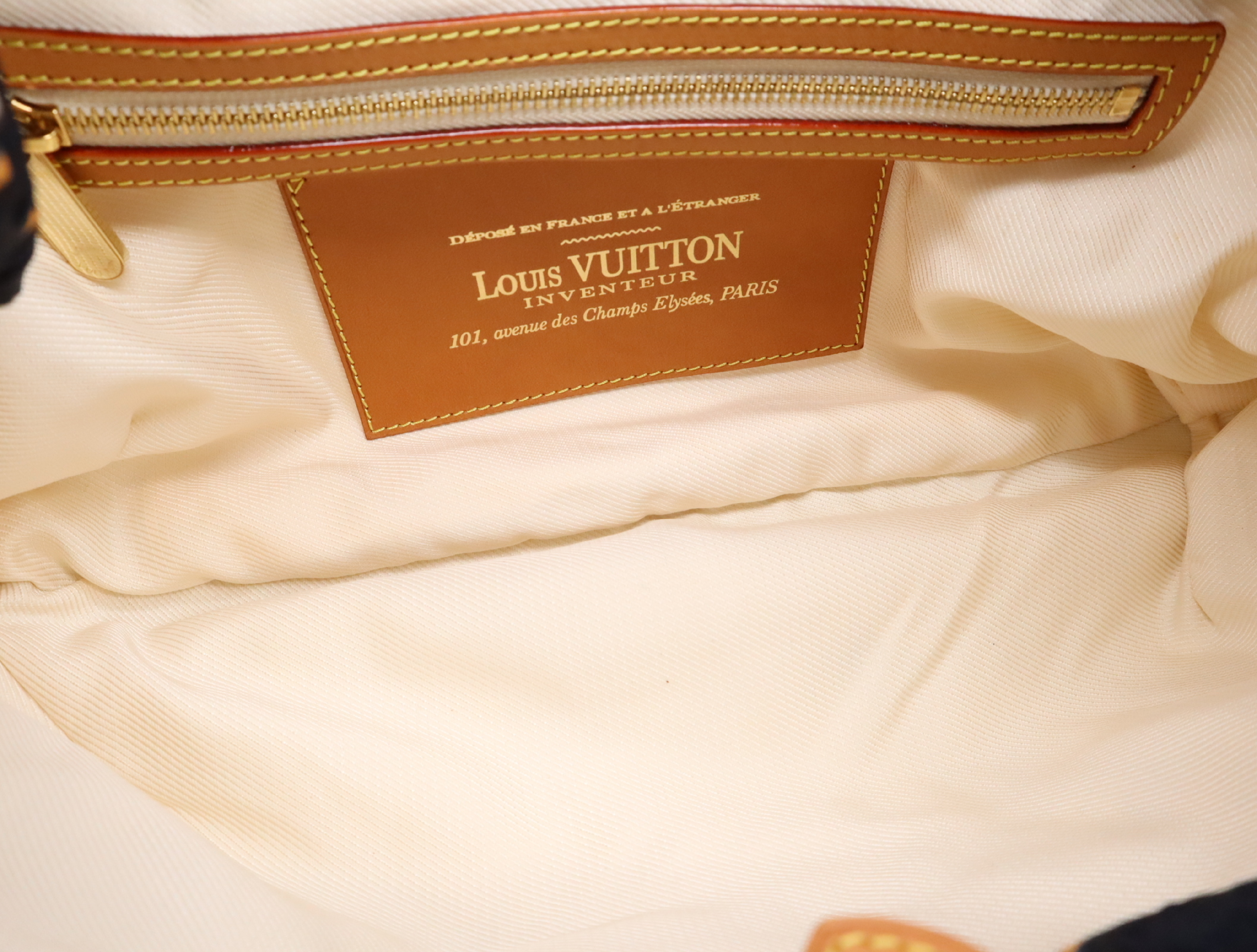 M40235 Cruise Bulle MM Shoulder Bag — view 13