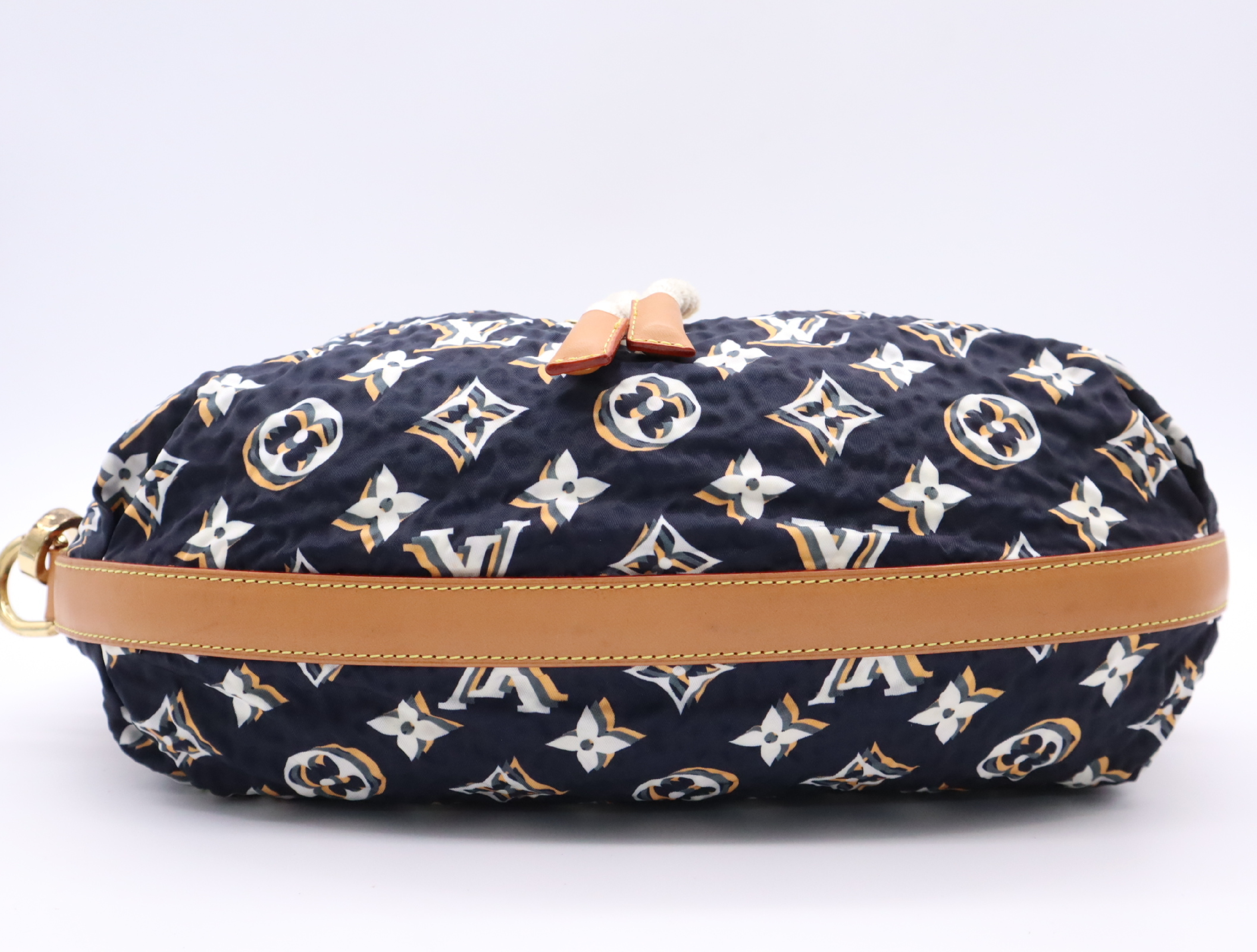 M40235 Cruise Bulle MM Shoulder Bag — view 4