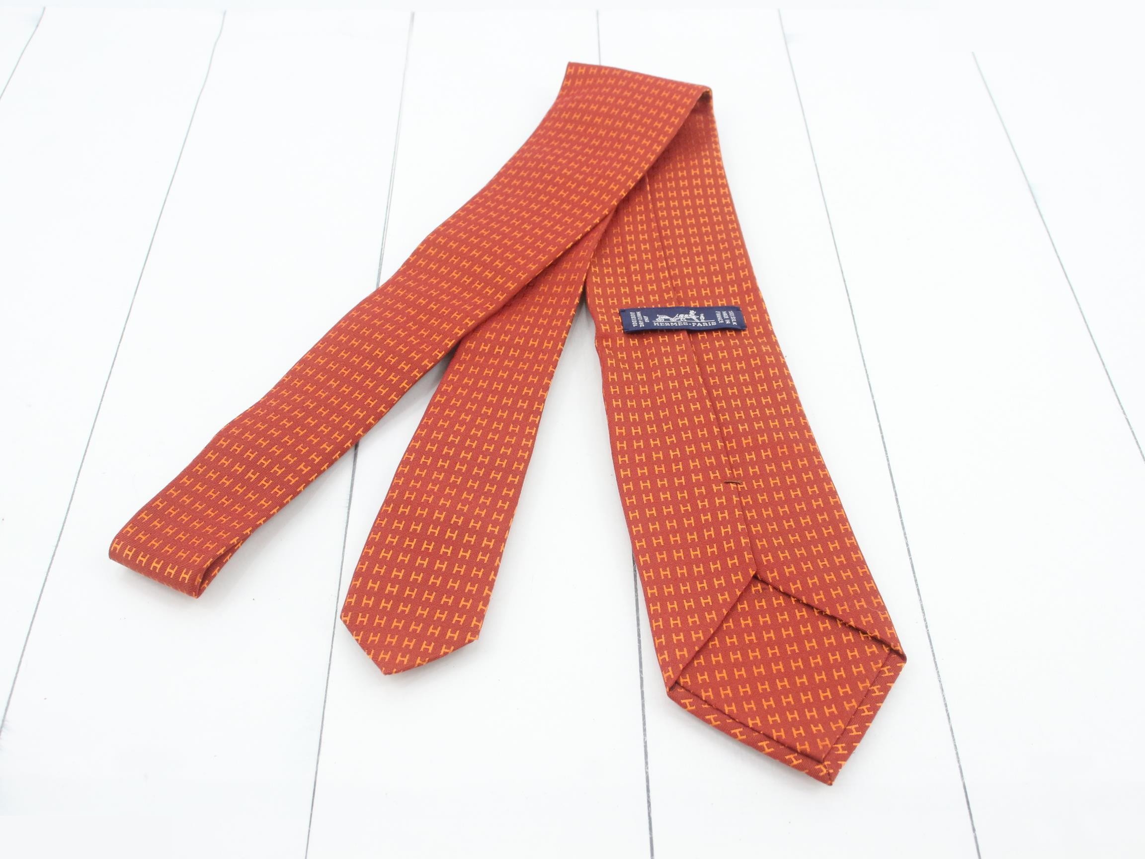 H-pattern tie — view 2