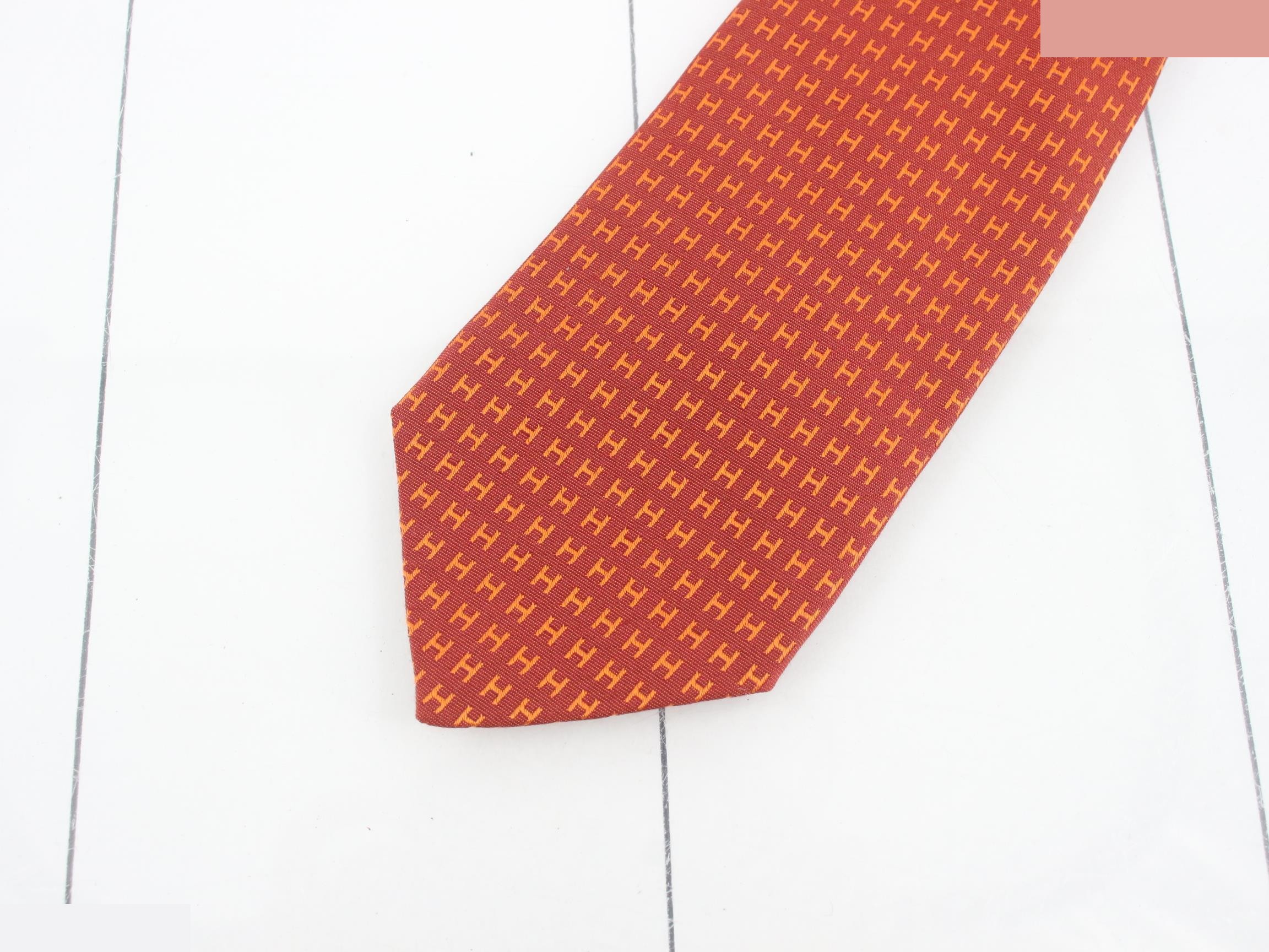 H-pattern tie — view 3