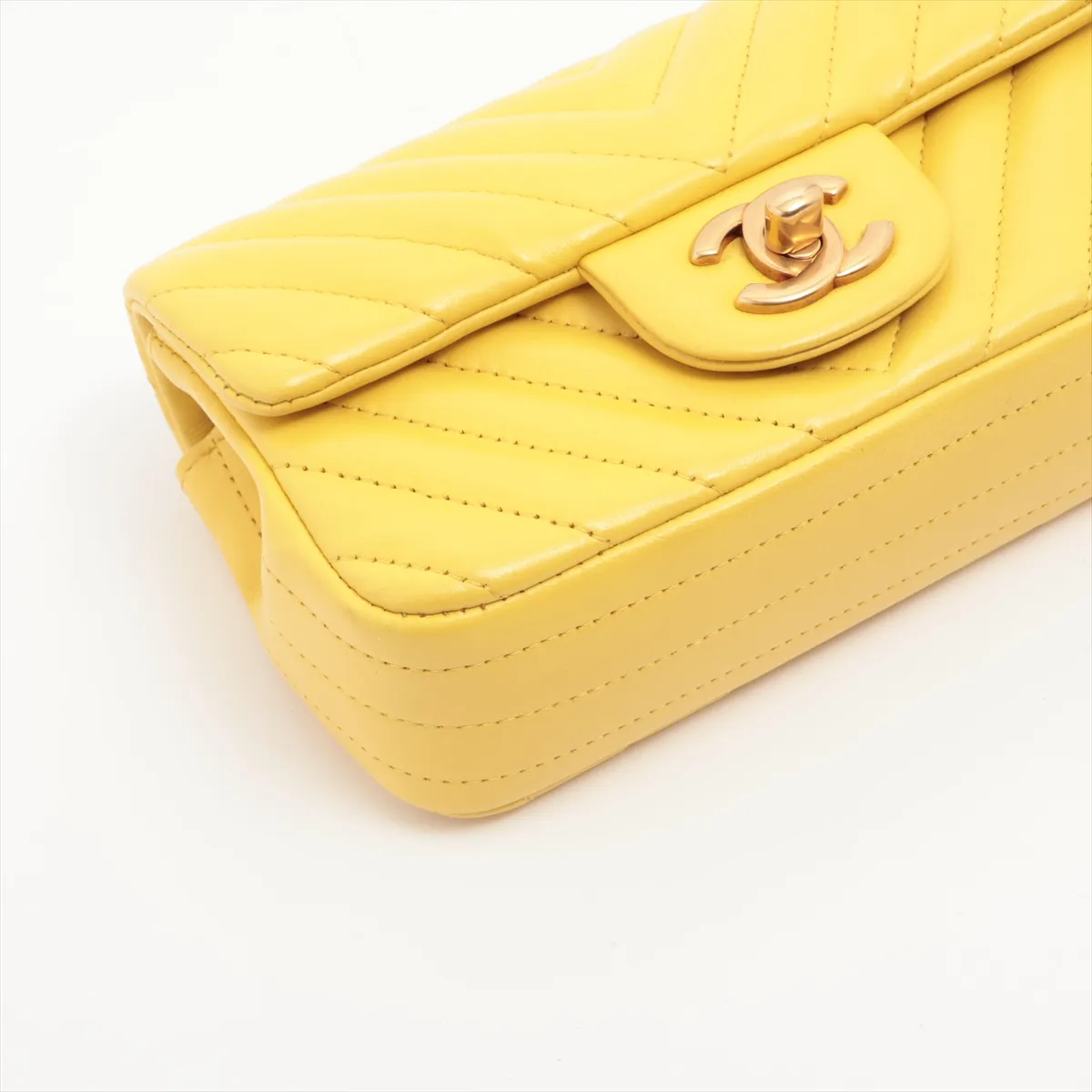 chevron lambskin single flap single chain bag yellow gold hardware 20938285 20s — view 4