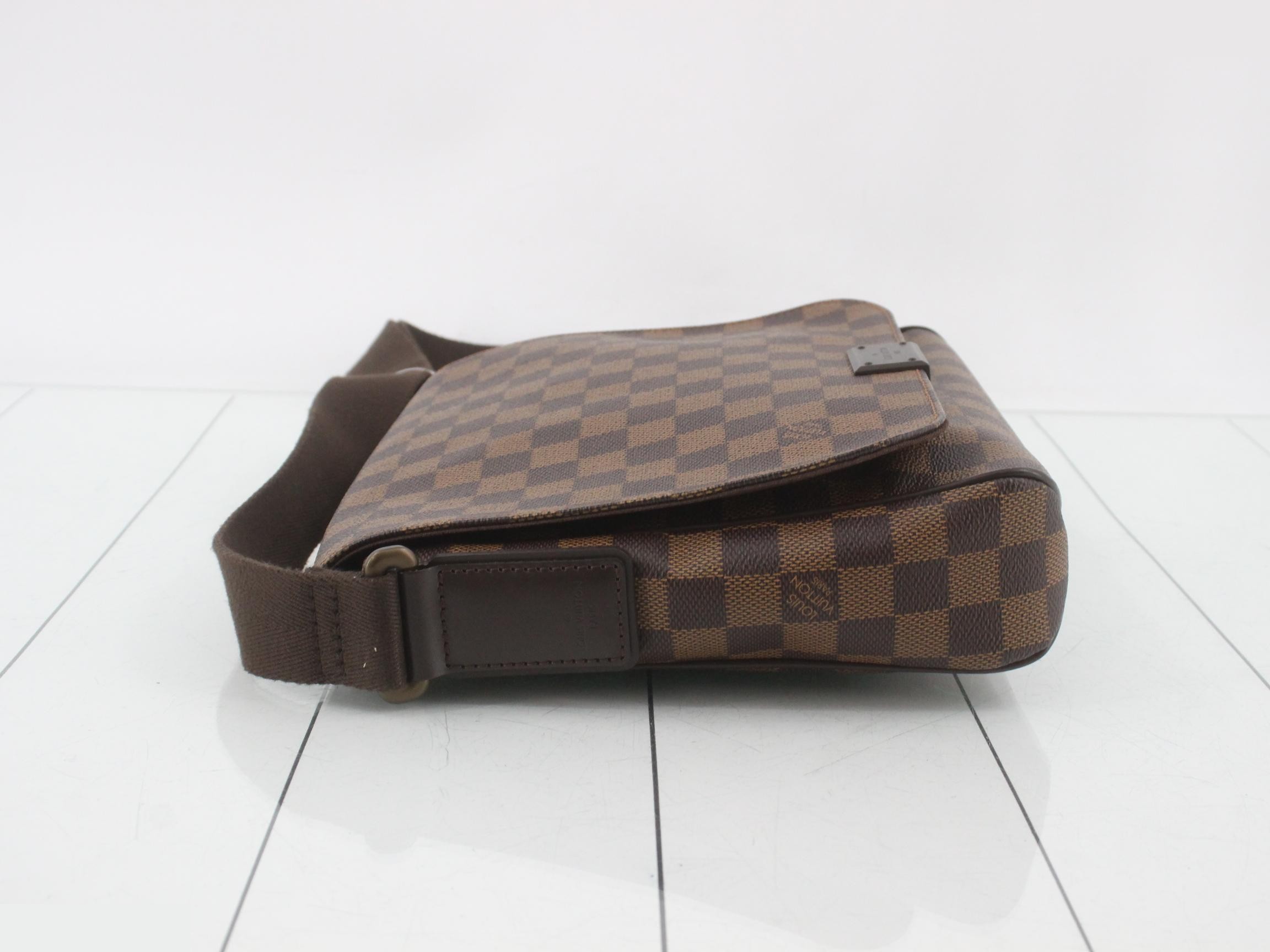 Damier District PM Shoulder Bag — view 4
