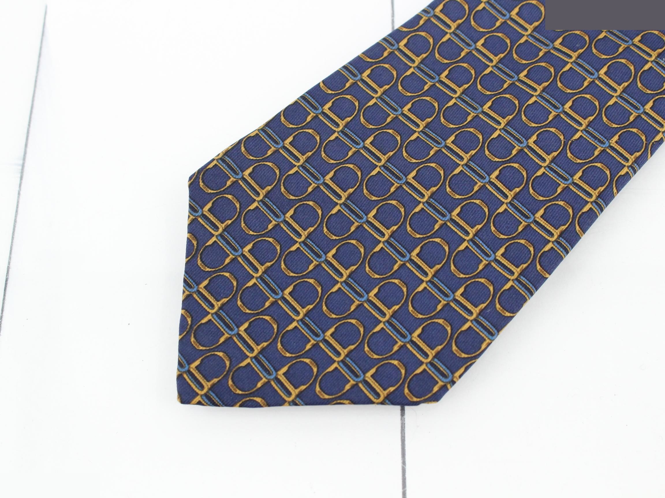 tie — view 3