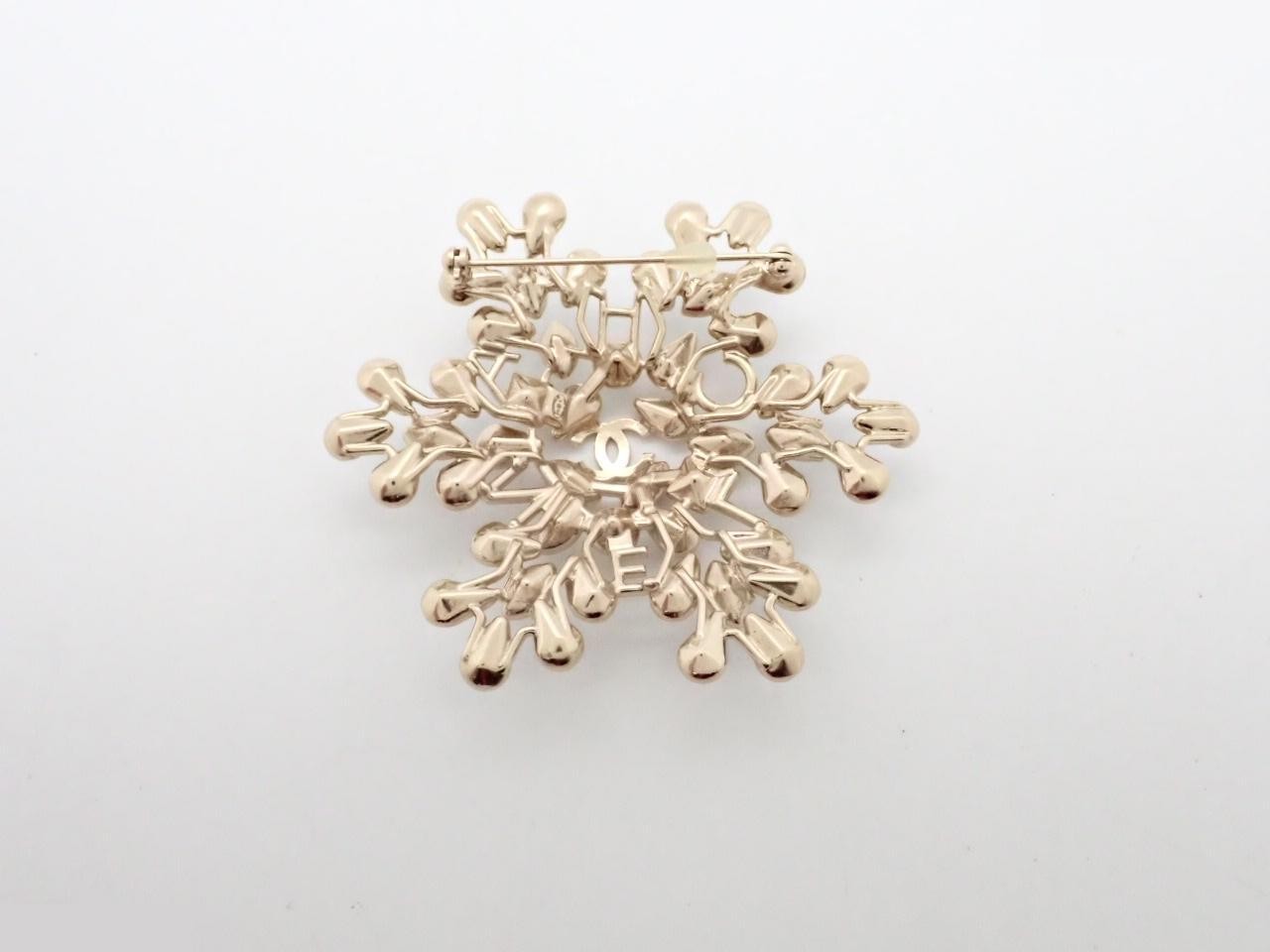 brooch — view 2