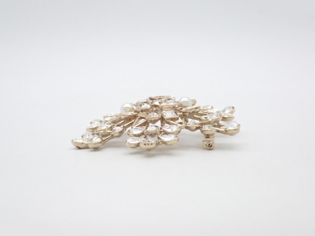 brooch — view 3