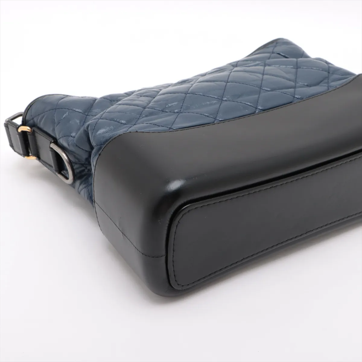 Gabriel de Chanel Vintage Calf Chain Shoulder Bag Navy x Black Gold x Silver Hardware No. 24 — view 4