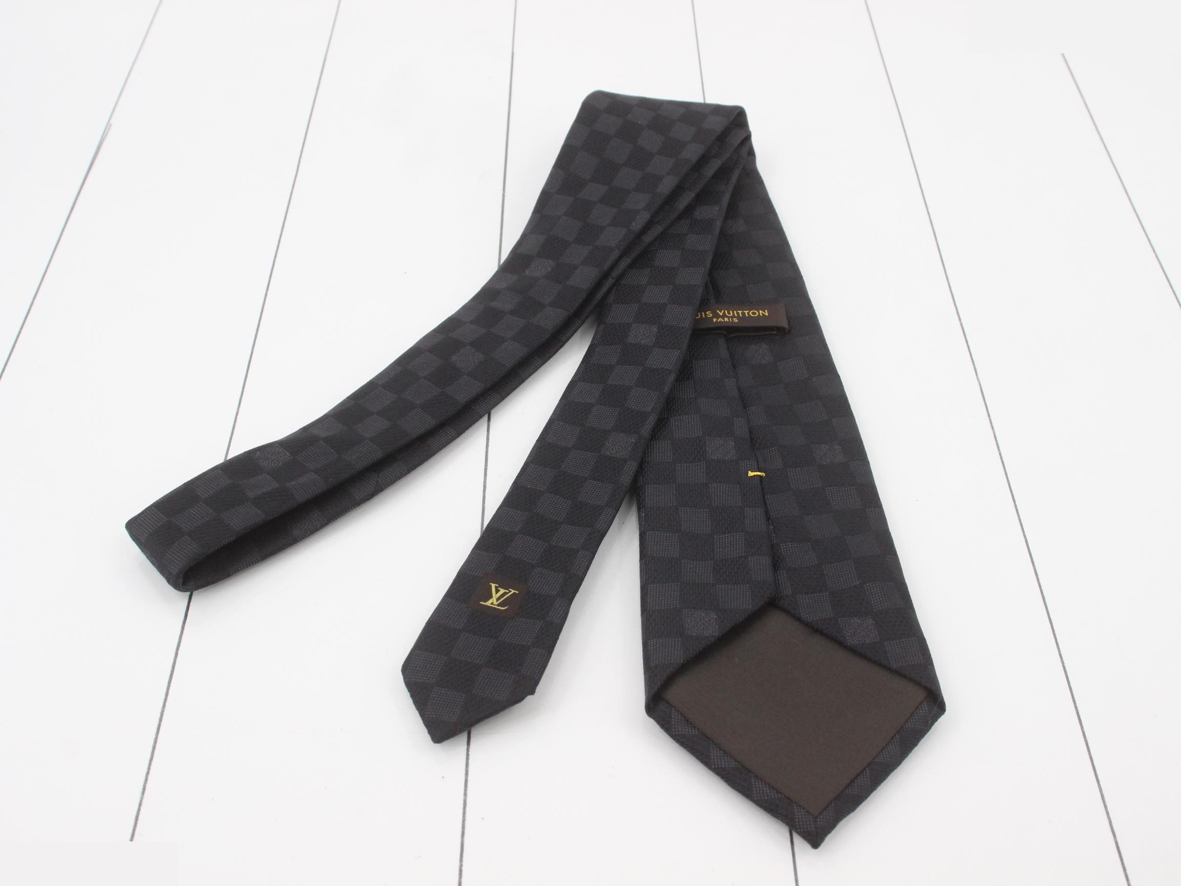 tie — view 2