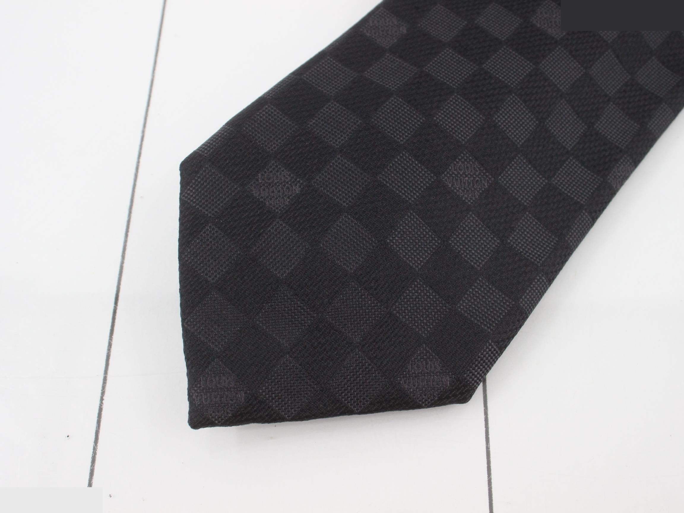 tie — view 3