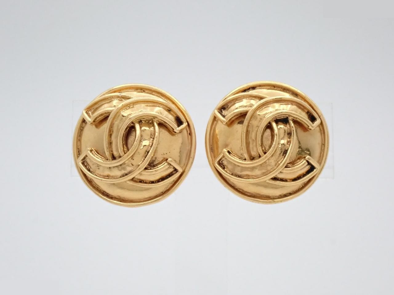 Earrings with Coco Mark design, gold.