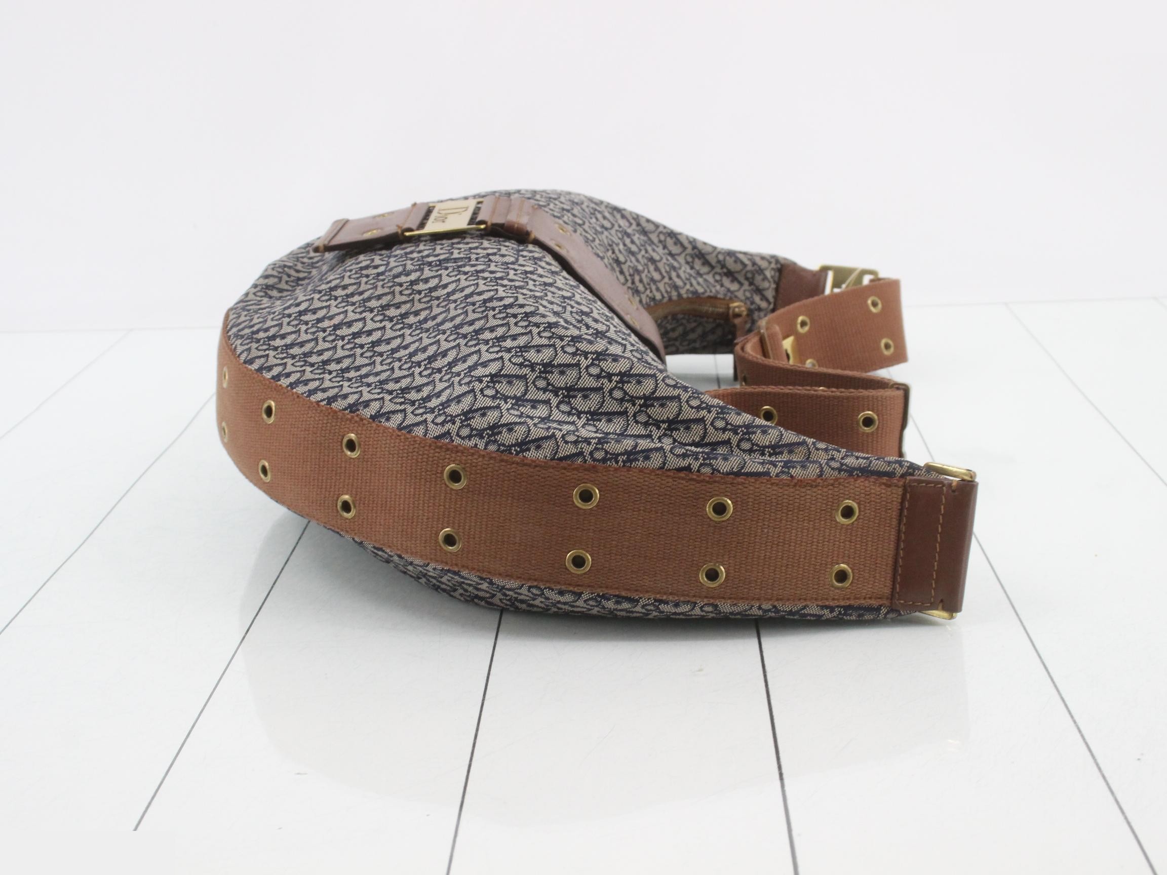 Trotter (Bag) - Shoulder Bag - Street Chic Canvas - Navy — view 3