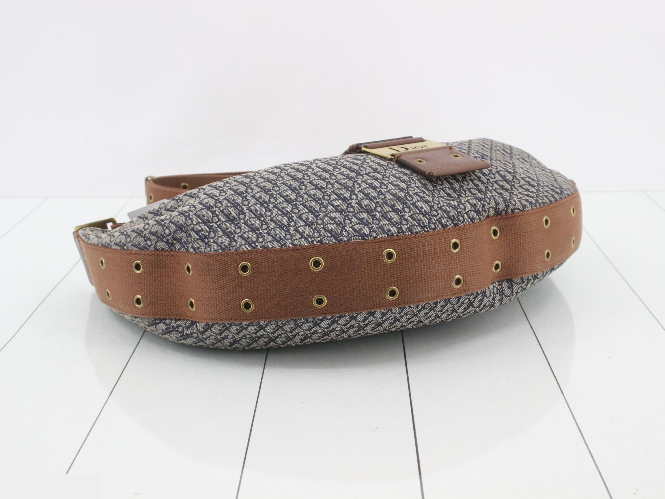 Trotter (Bag) - Shoulder Bag - Street Chic Canvas - Navy — view 5