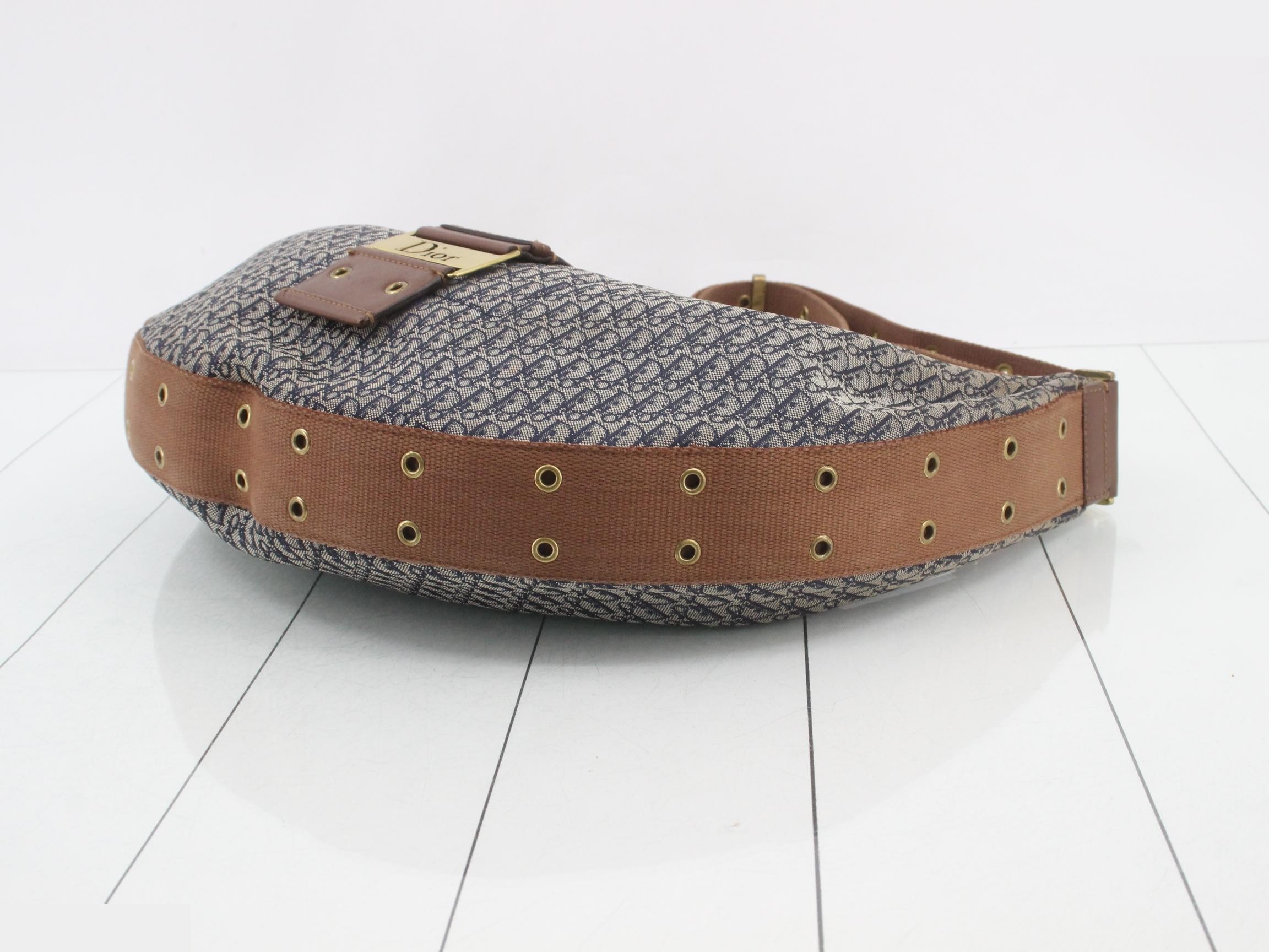 Trotter (Bag) - Shoulder Bag - Street Chic Canvas - Navy — view 6