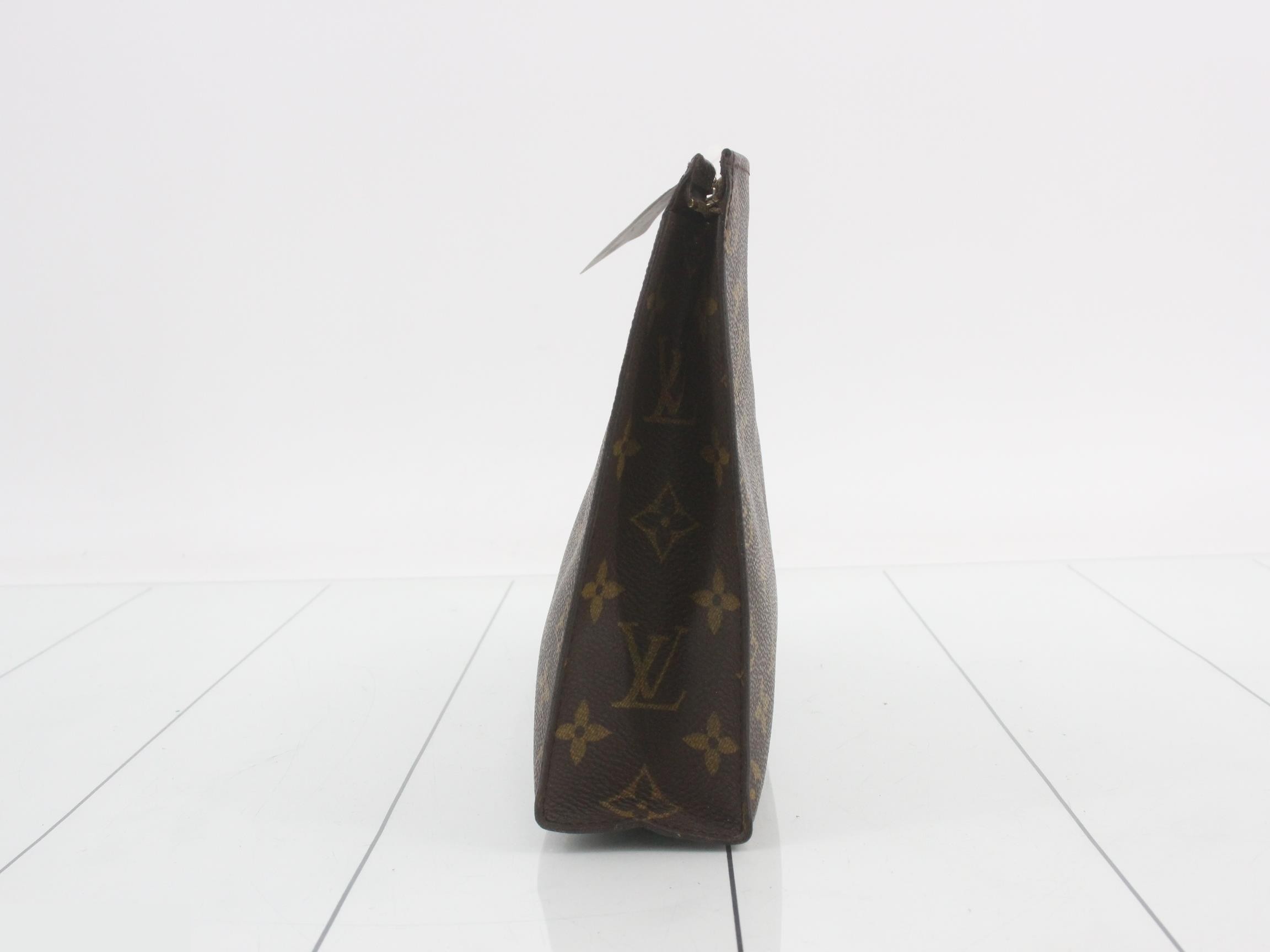 M47542 Monogram Posh Toilette — view 4