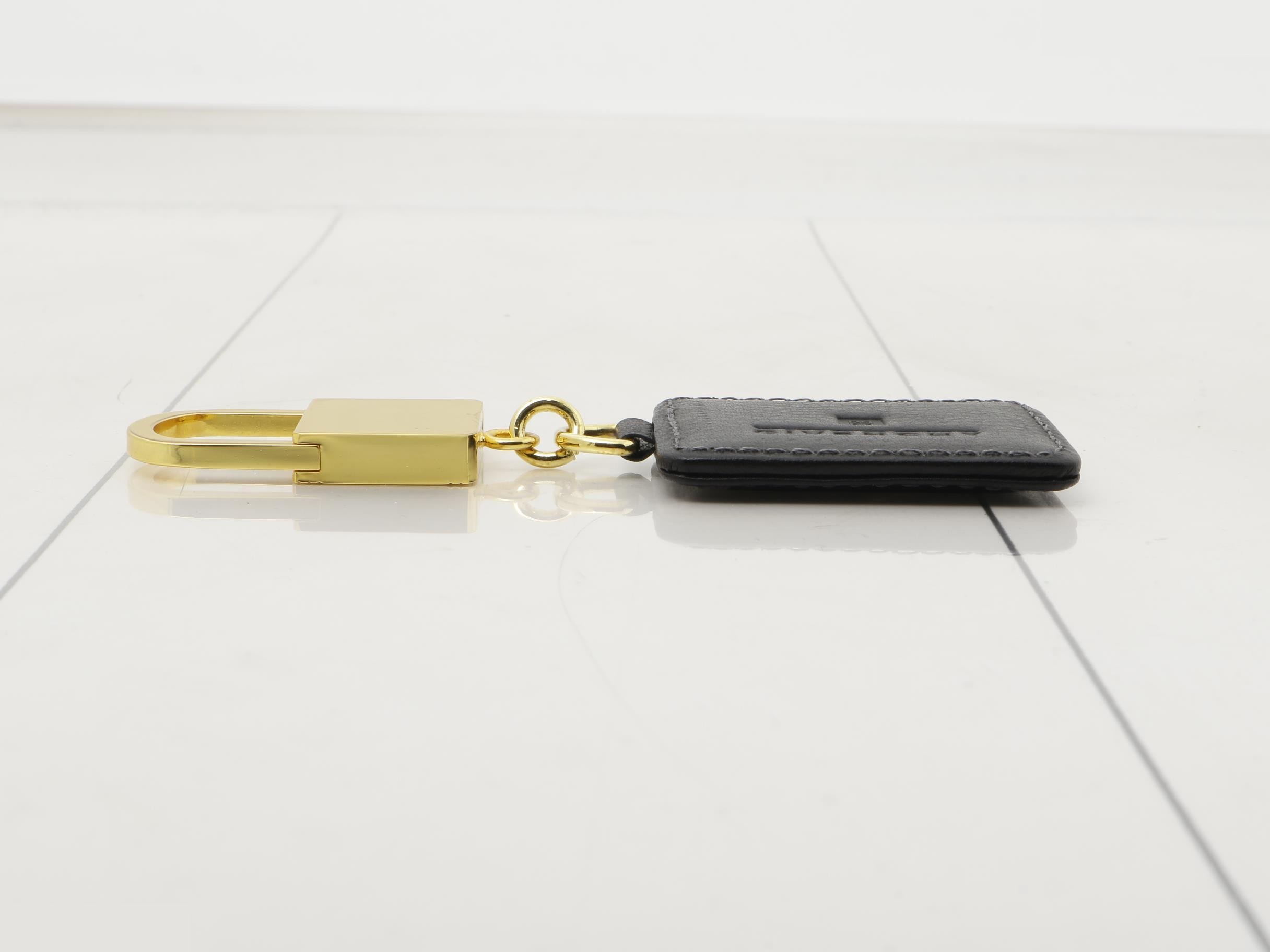 Other items: Small accessories, phone straps, keychains — view 3