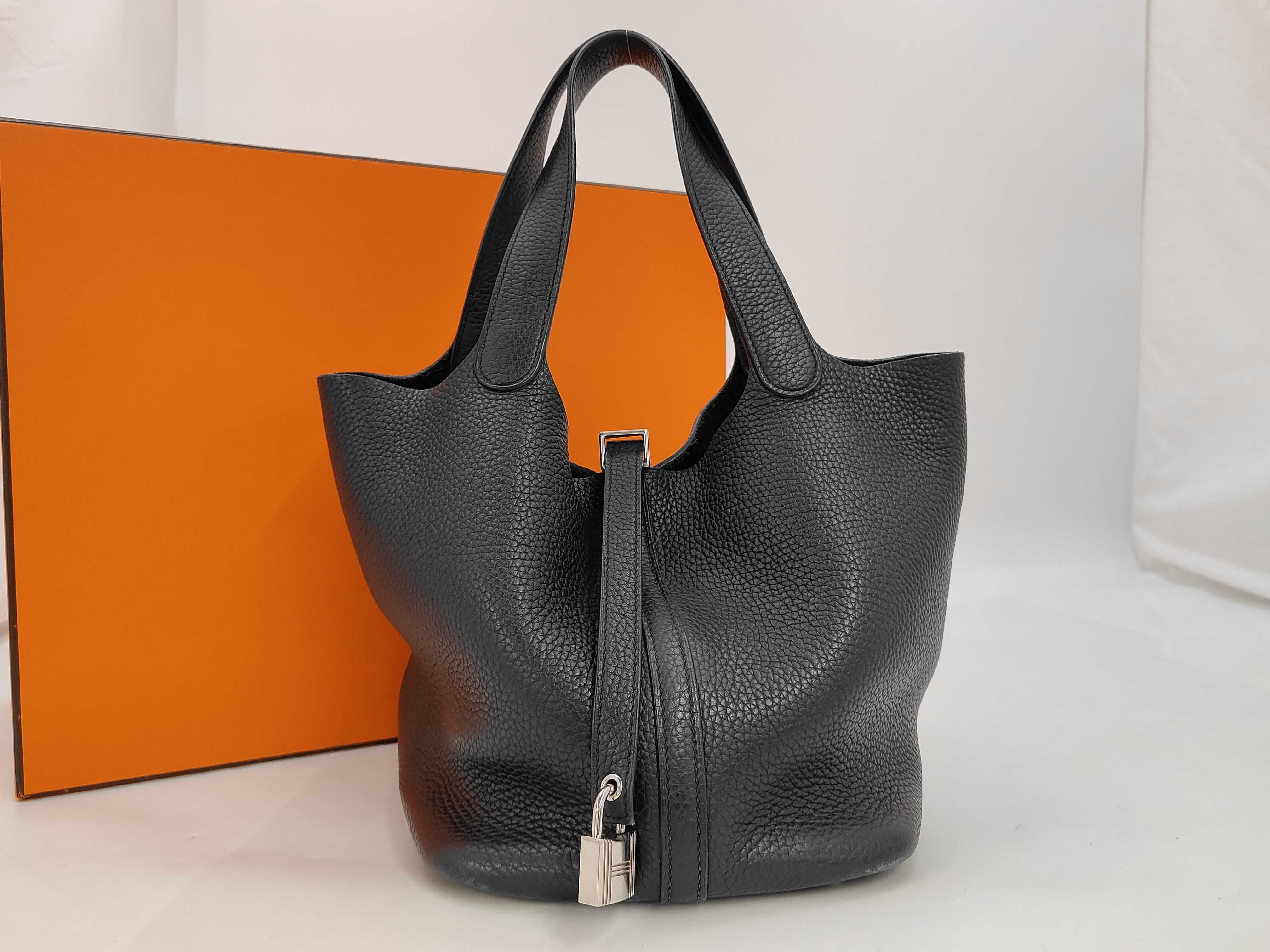 Picotin Lock 22 MM Taurillon Clemence Leather Handbag, Black, Silver Hardware