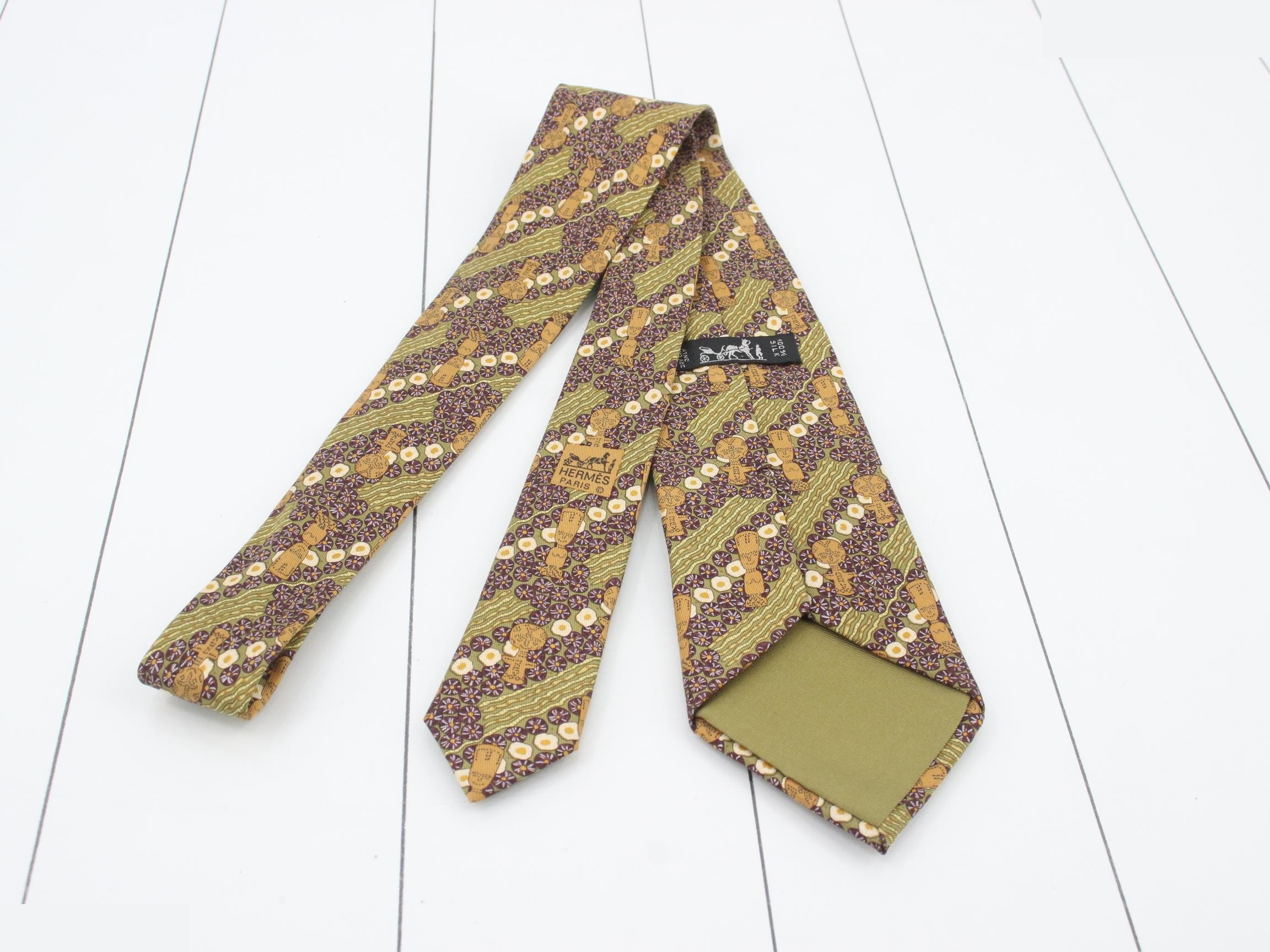 silk tie, totem pole design, green. — view 2