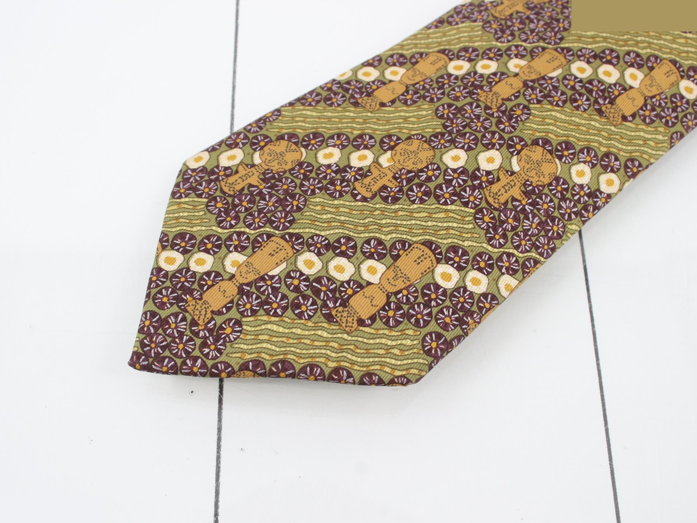 silk tie, totem pole design, green. — view 3