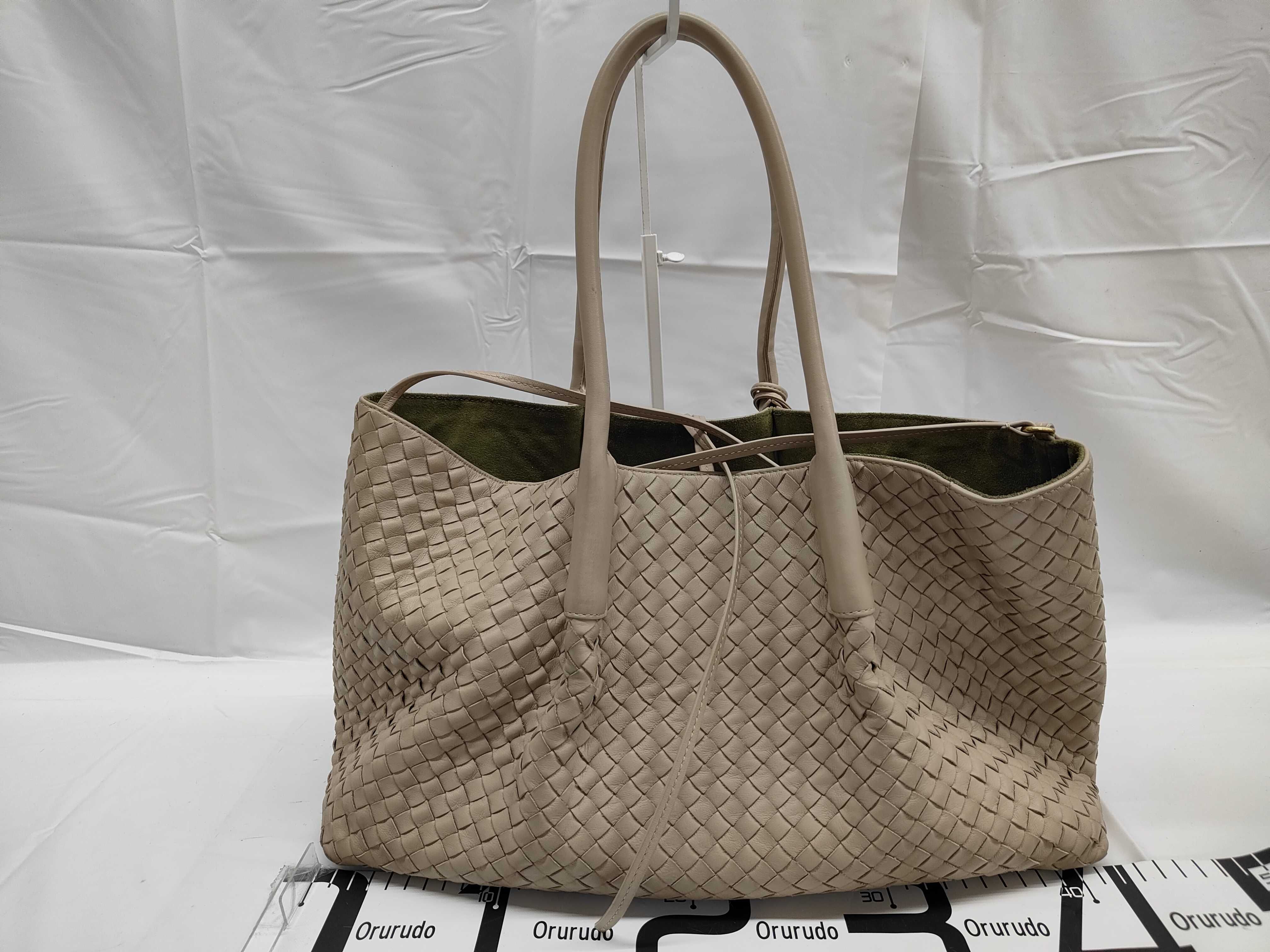 Pinacoteca current model Intrecciato tote bag with pouch. Retail price: ¥671,000. 2026 model tote bag. — view 2