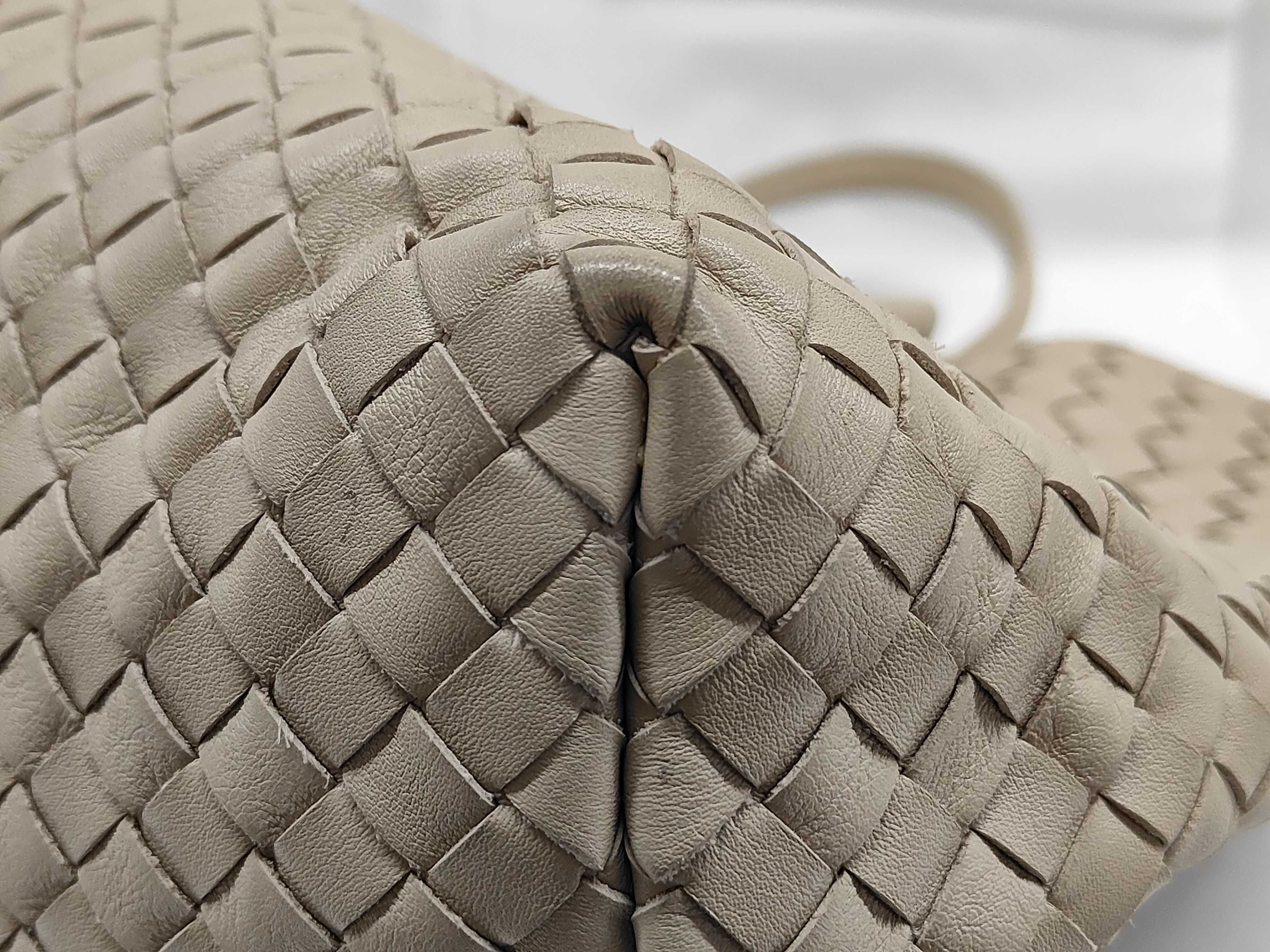 Pinacoteca current model Intrecciato tote bag with pouch. Retail price: ¥671,000. 2026 model tote bag. — view 4