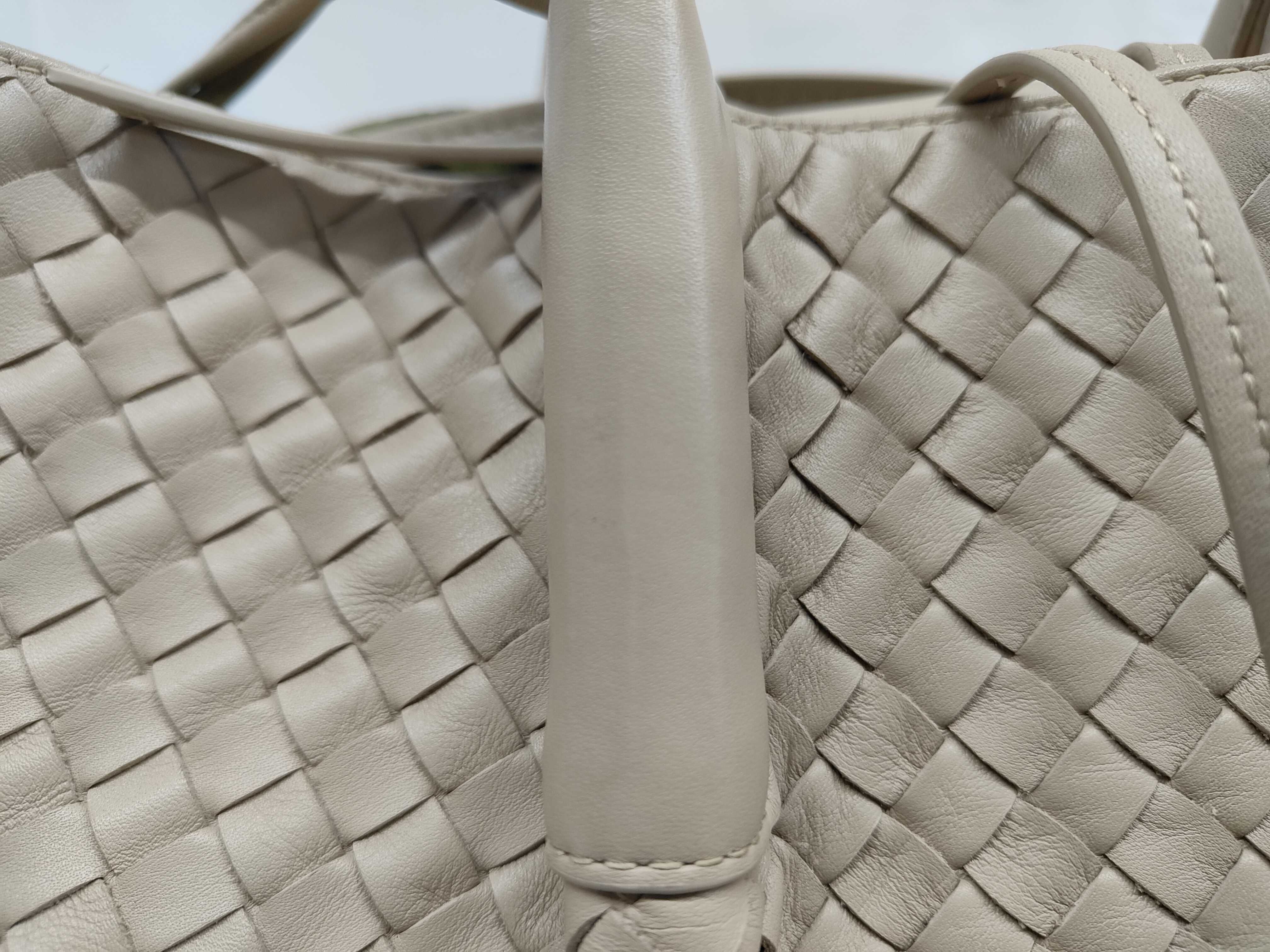 Pinacoteca current model Intrecciato tote bag with pouch. Retail price: ¥671,000. 2026 model tote bag. — view 5