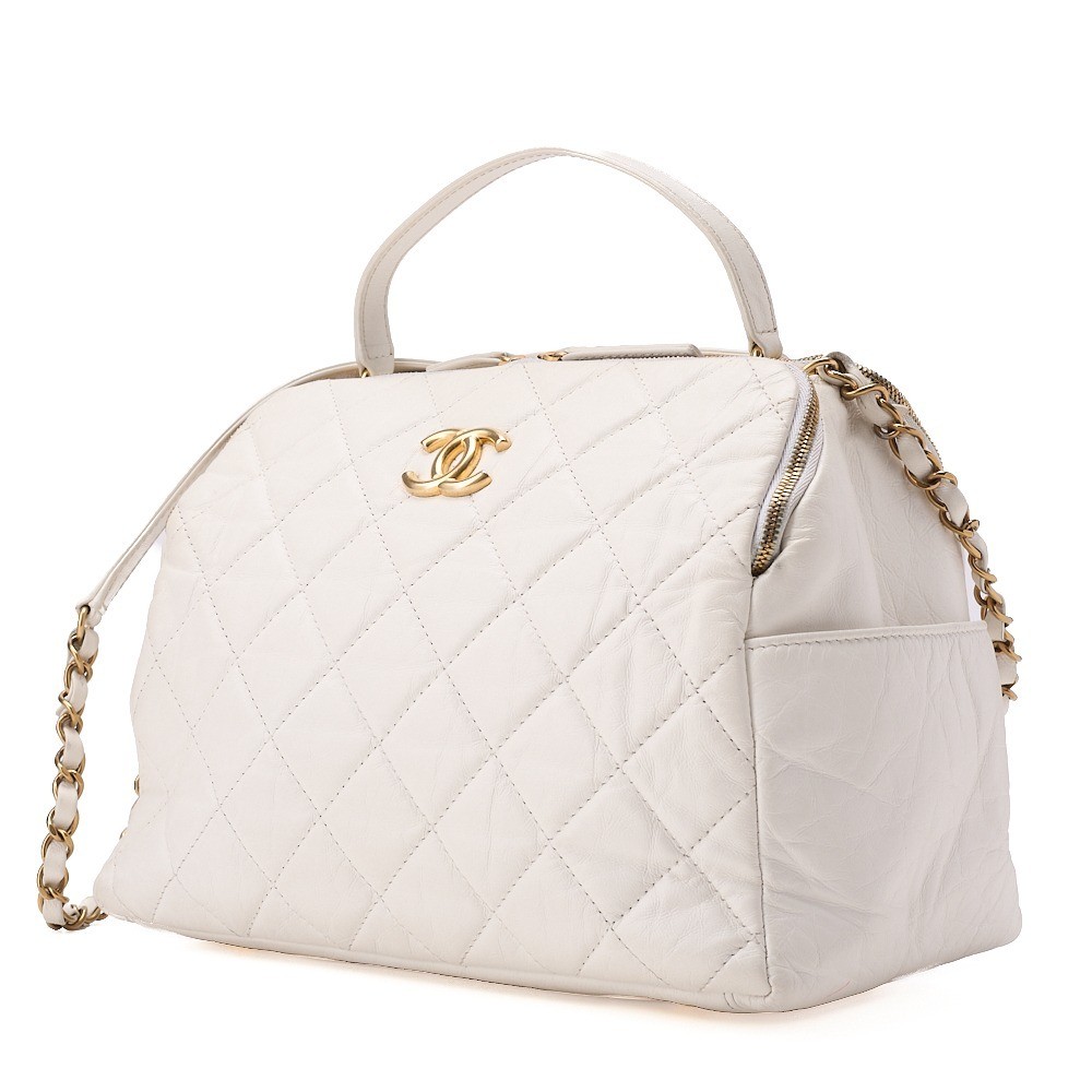 Vintage calfskin matelassé 2-way shoulder bag, white, gold hardware. — view 3