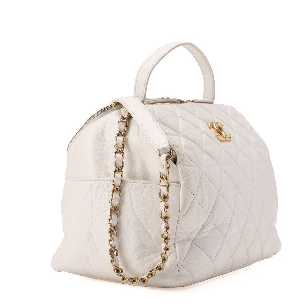 Vintage calfskin matelassé 2-way shoulder bag, white, gold hardware. — view 4