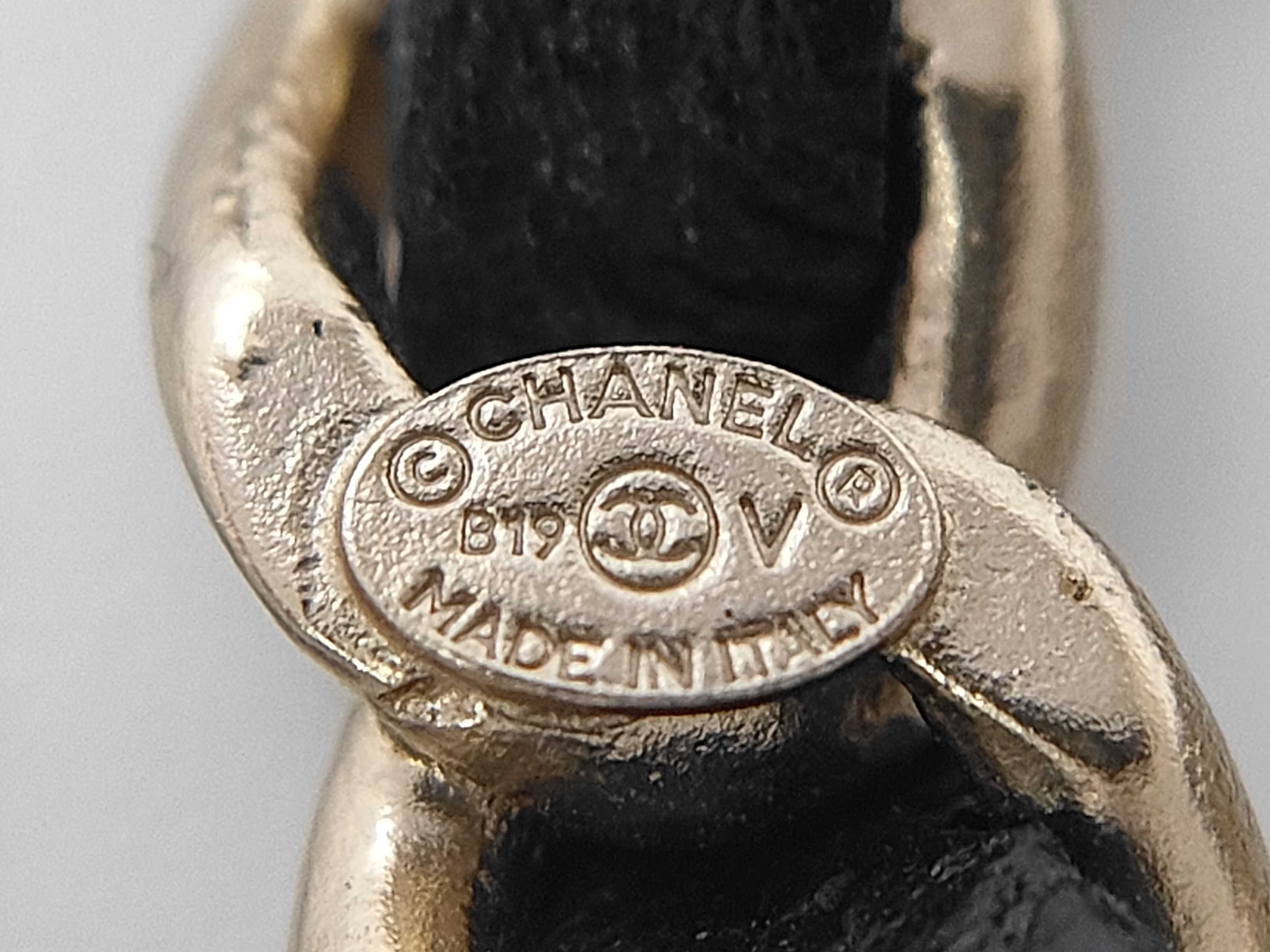 Coco Mark Leather B19 V Brooch — view 6