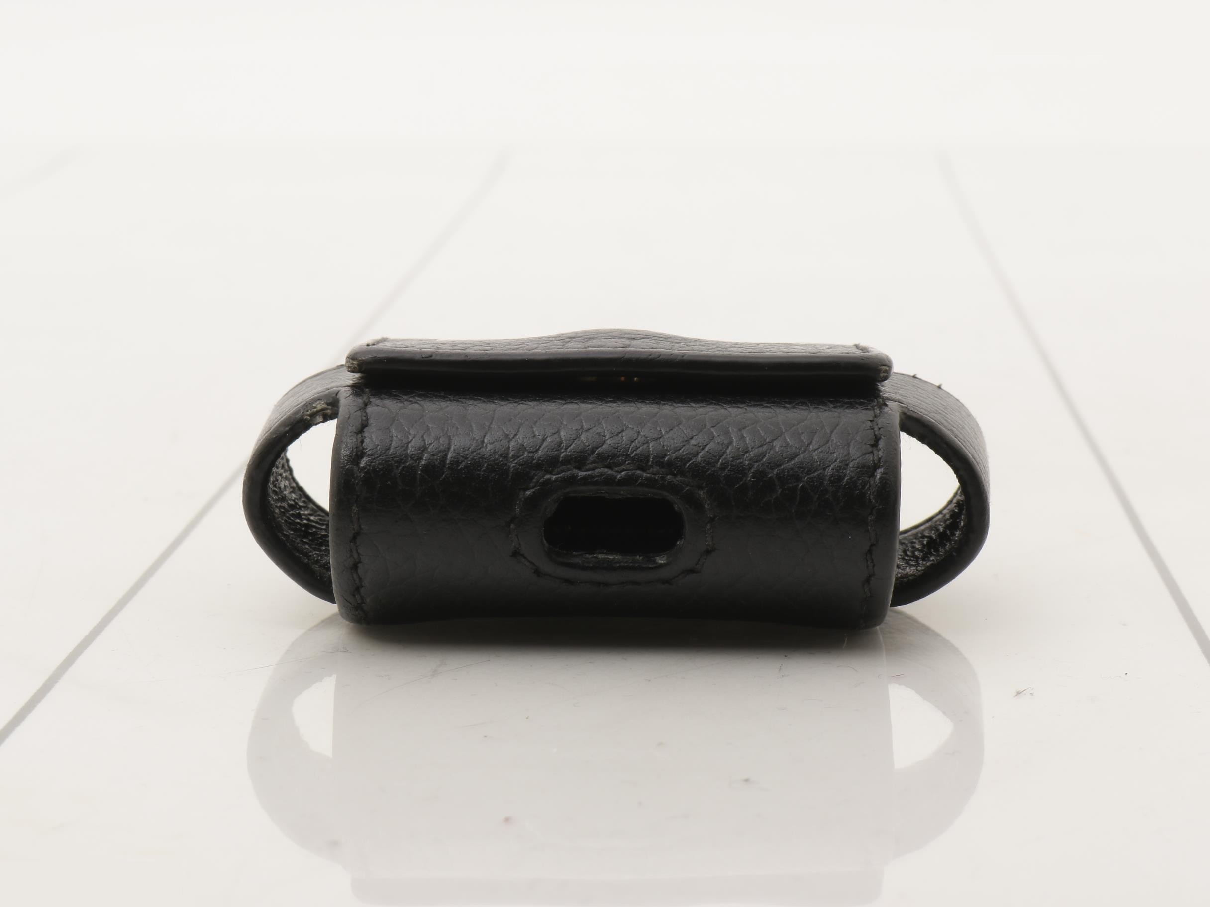 AirPods case — view 3