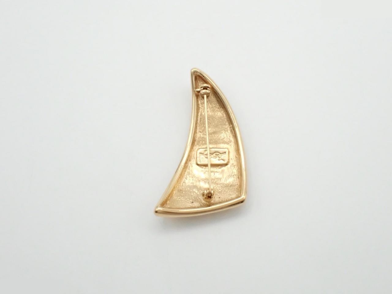 brooch — view 2