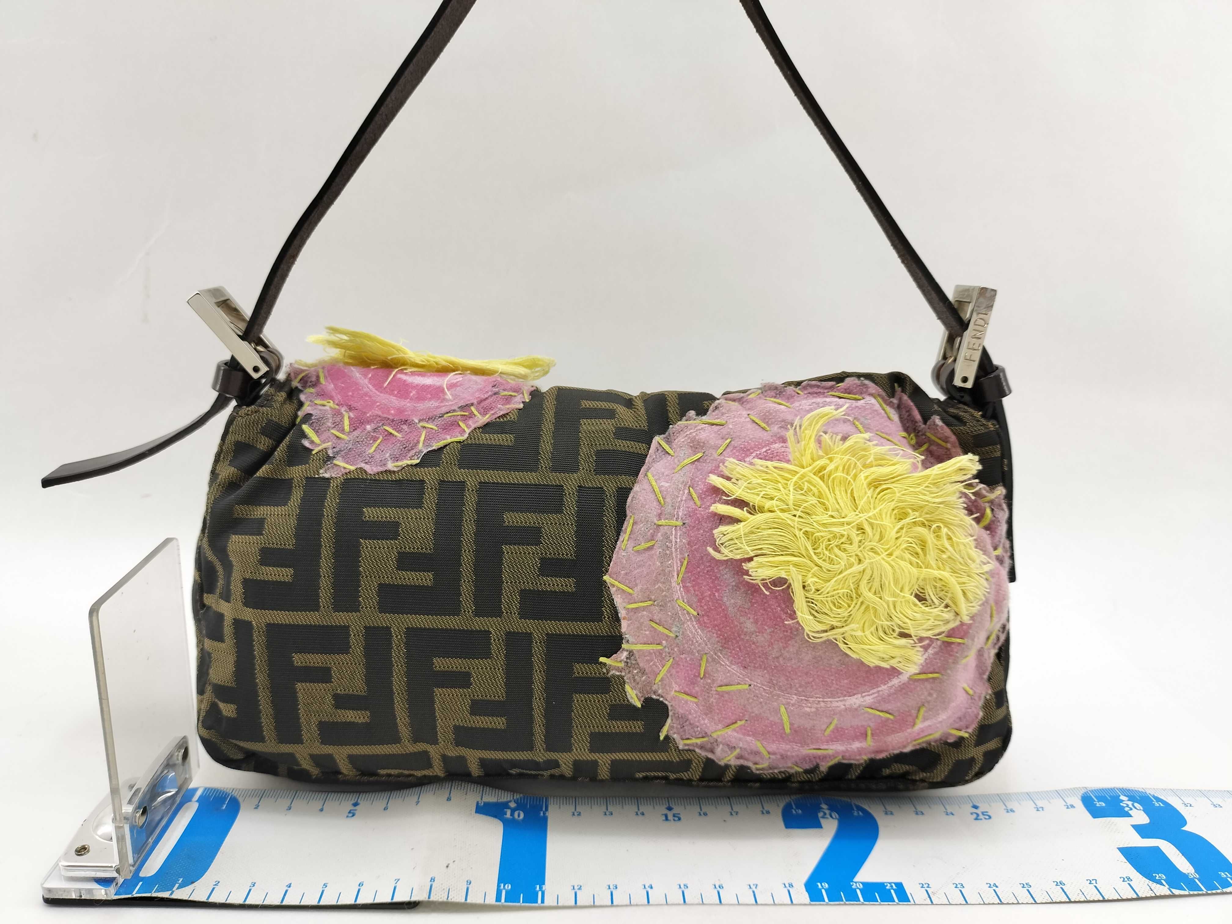 Zucca pattern Fendi Baguette Zucca pattern flower motif one-shoulder bag khaki shoulder bag — view 2