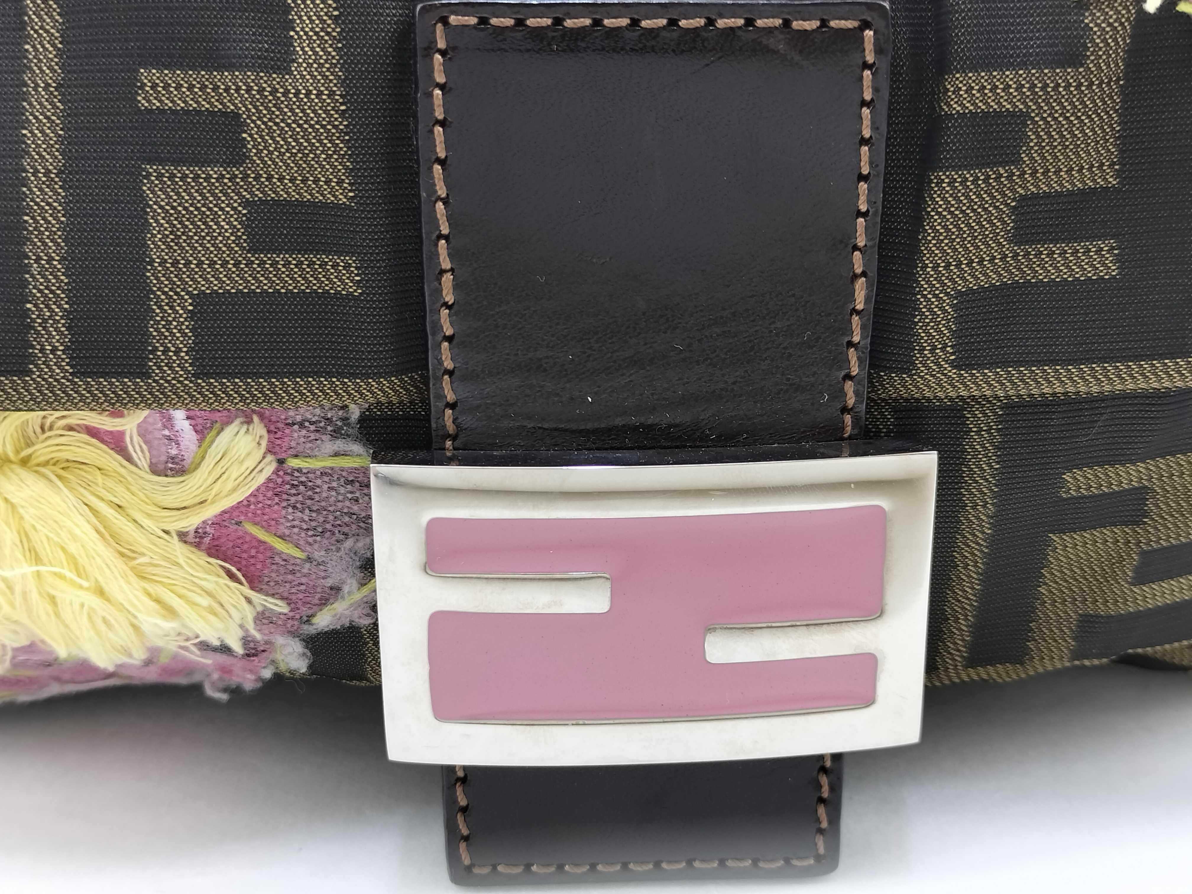 Zucca pattern Fendi Baguette Zucca pattern flower motif one-shoulder bag khaki shoulder bag — view 4