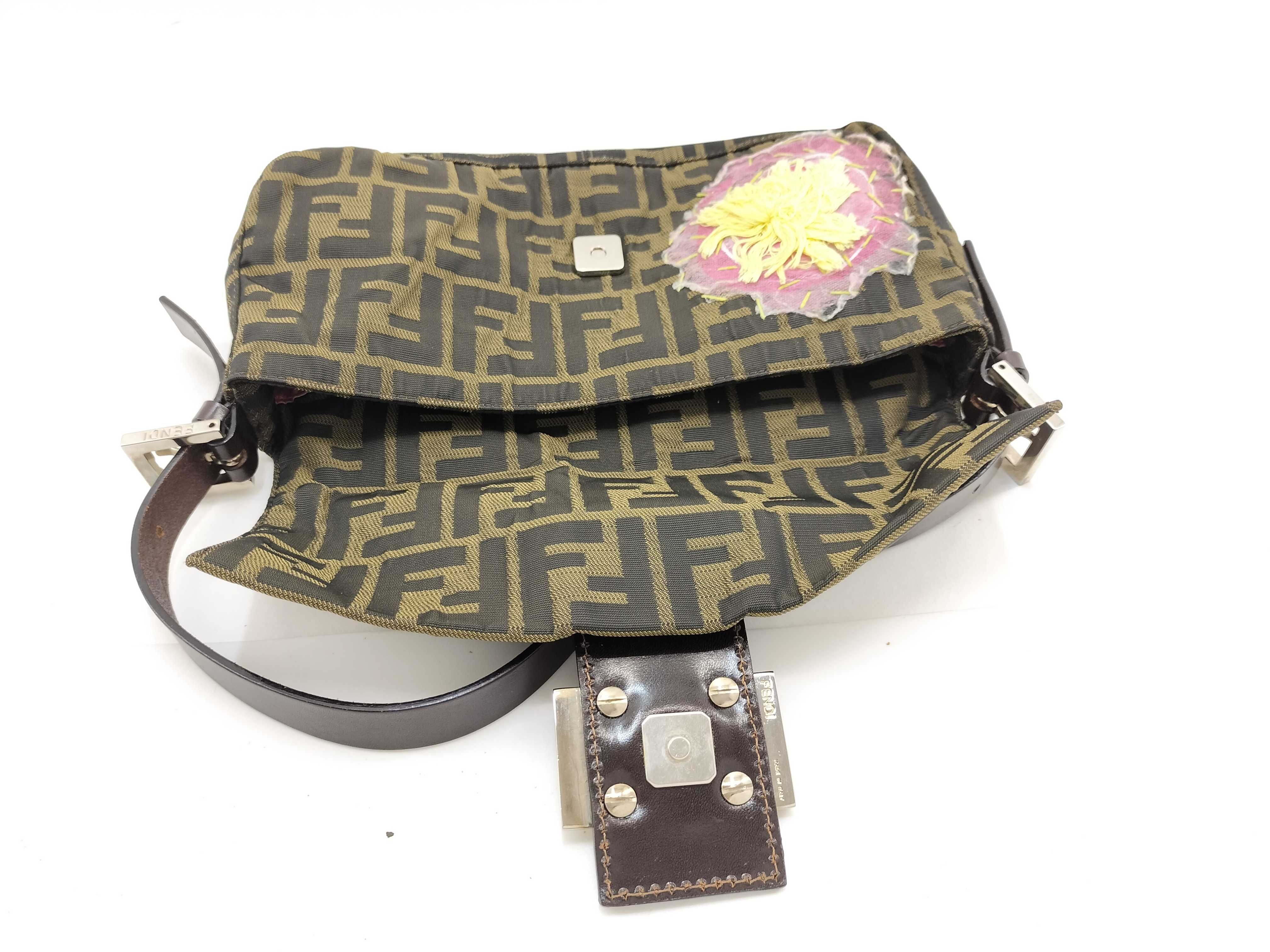 Zucca pattern Fendi Baguette Zucca pattern flower motif one-shoulder bag khaki shoulder bag — view 9