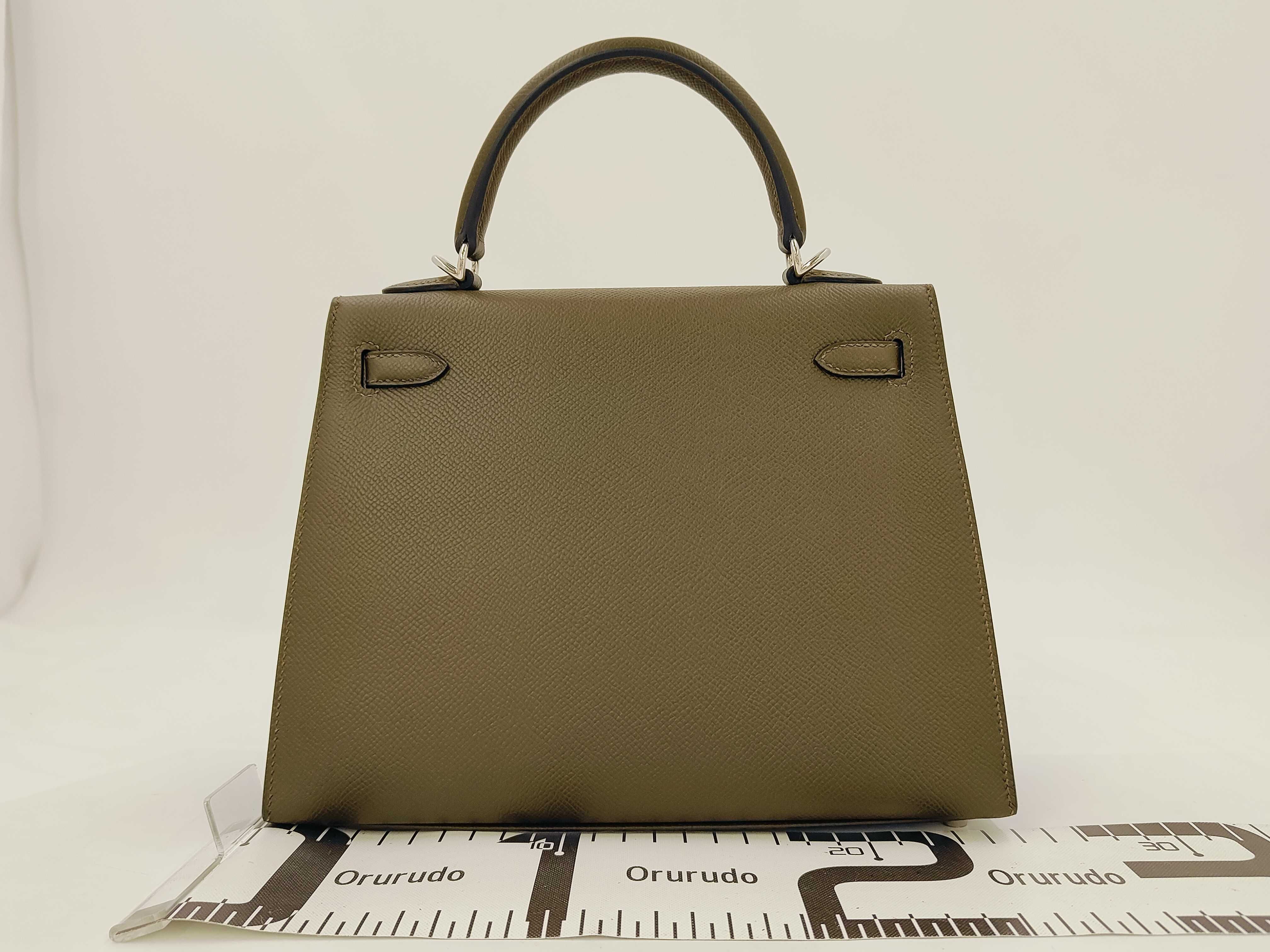 Kelly 25 Vert Roden Epsom Leather Handbag with Silver Hardware (G Stamp) — view 2