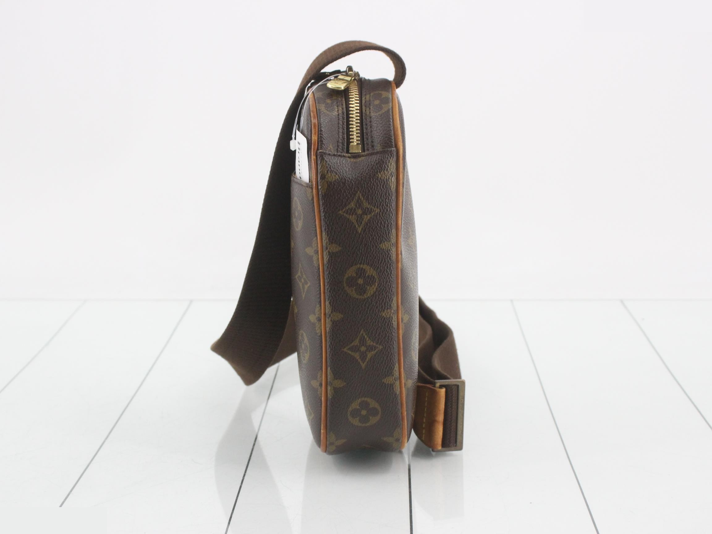 Pochette Gange Monogram Body Bag Shoulder Bag — view 3