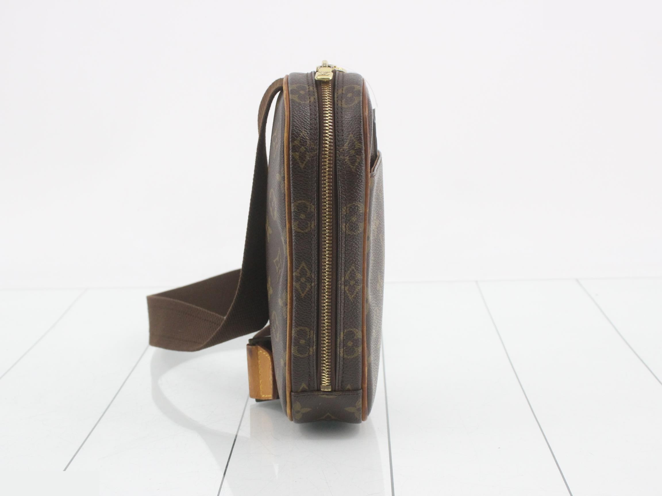 Pochette Gange Monogram Body Bag Shoulder Bag — view 4