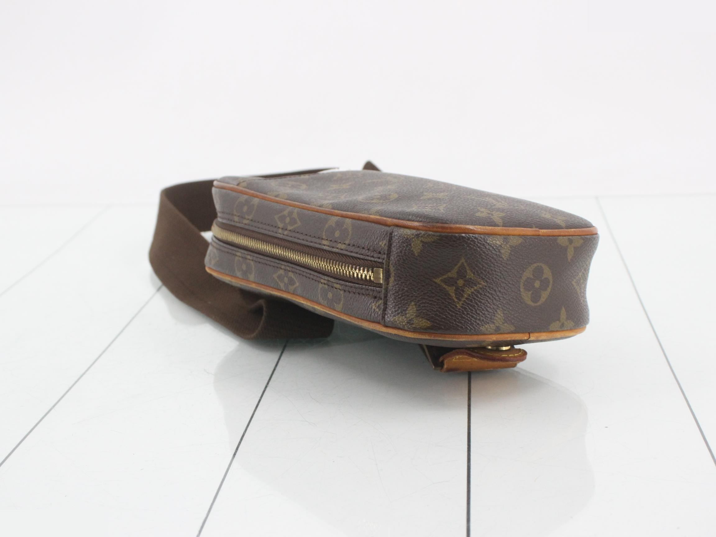 Pochette Gange Monogram Body Bag Shoulder Bag — view 5