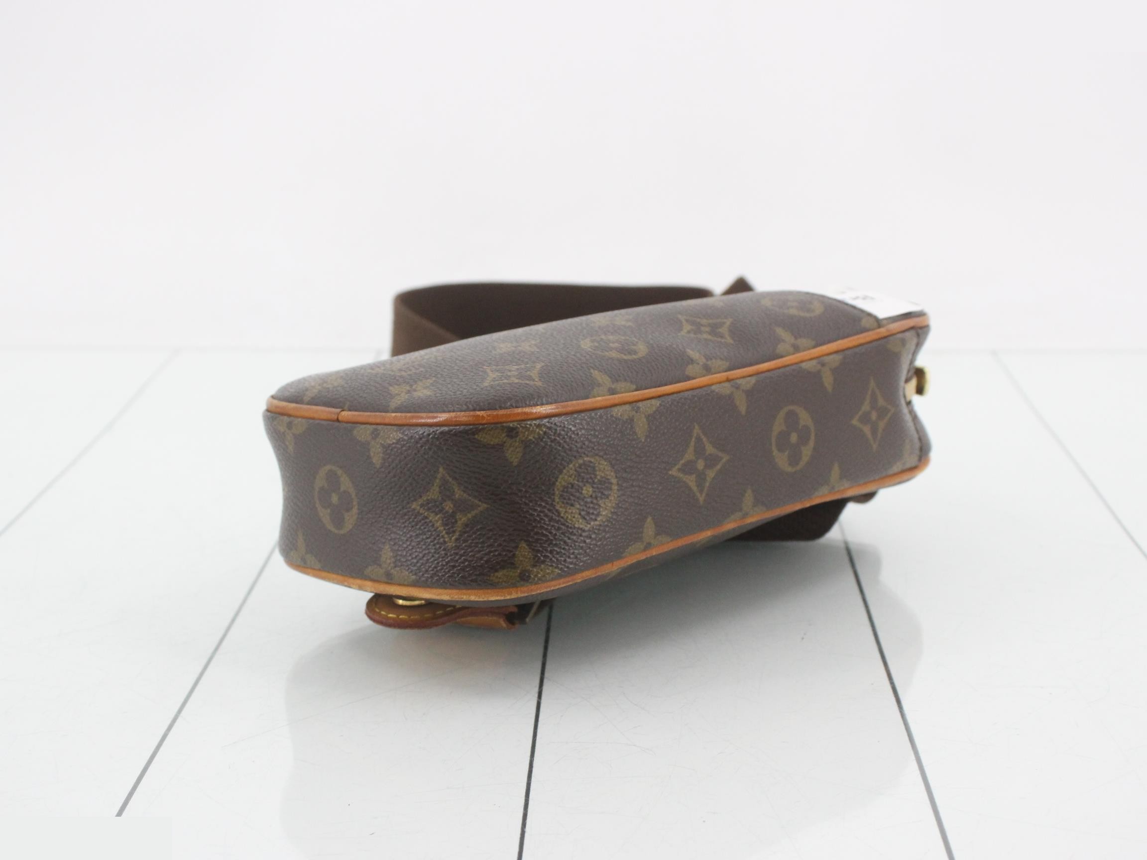 Pochette Gange Monogram Body Bag Shoulder Bag — view 6