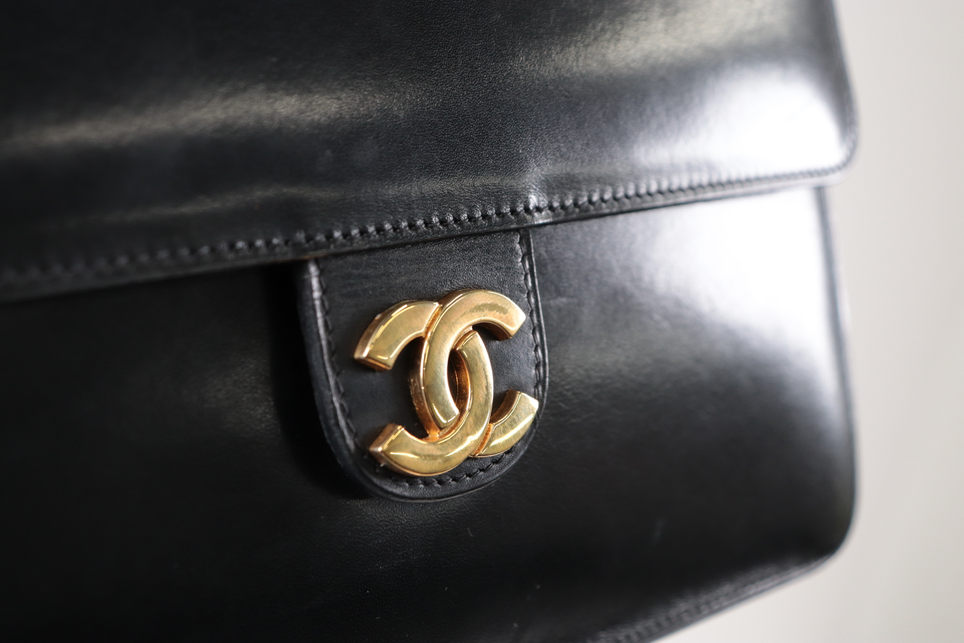 Push-Lock 22 Leather Chain Shoulder Bag (Serial Number 3) — view 8