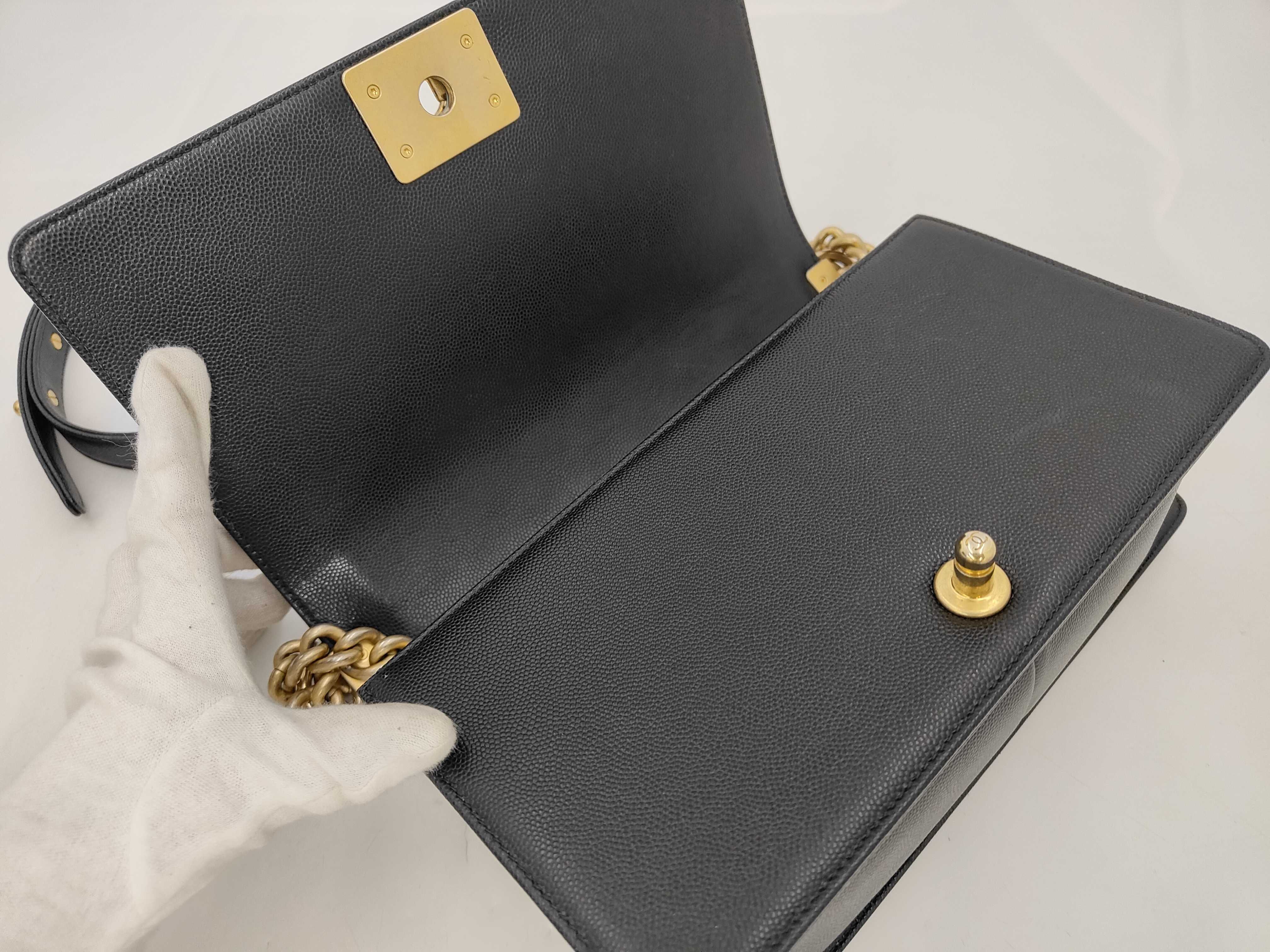 Matelassé Boy Chanel Caviar Skin Black Gold Hardware Serial Number 28-series Shoulder Bag — view 8
