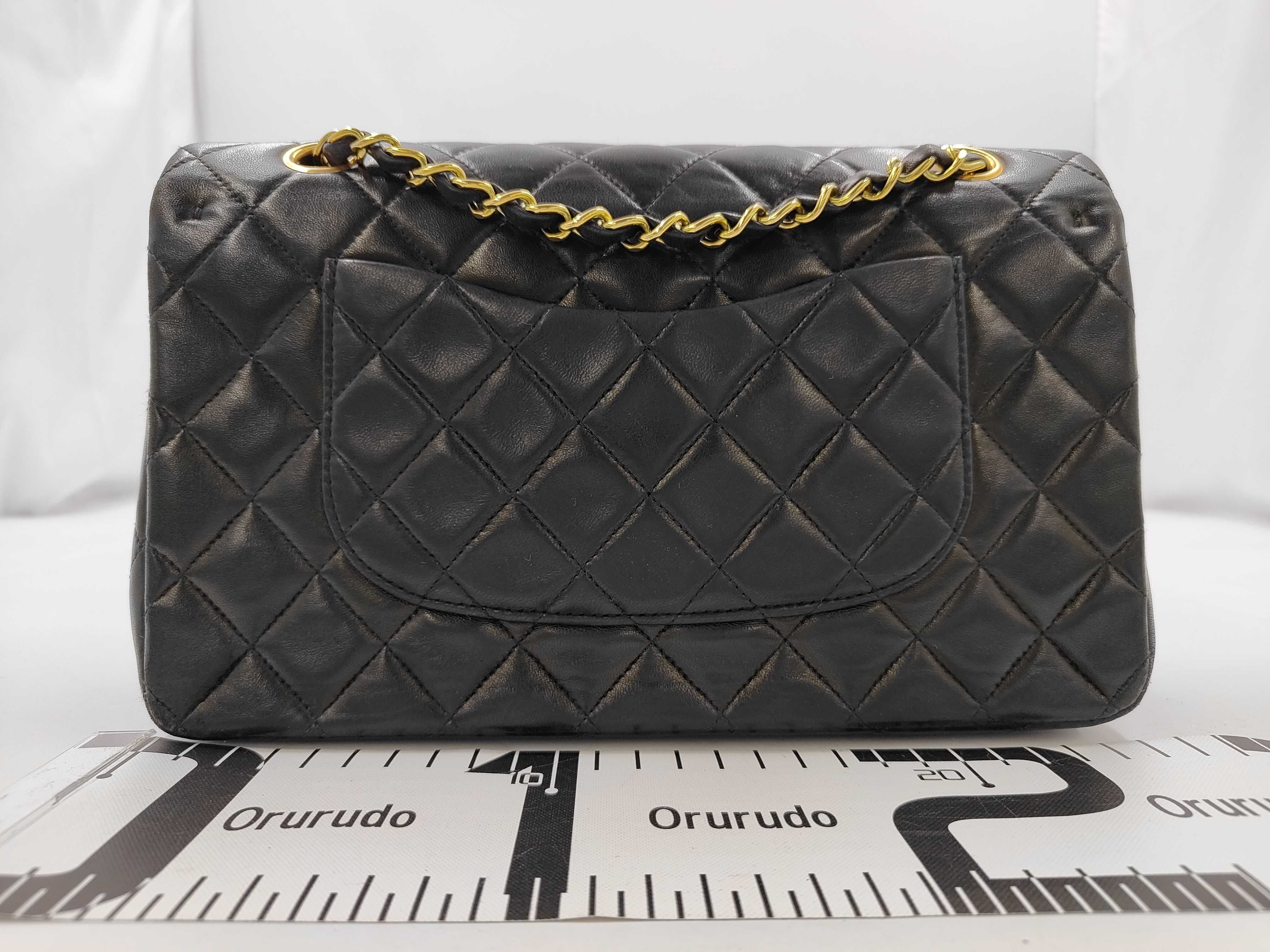 Matelassé 25 A01112 Black Chain Shoulder Lambskin Gold Hardware Shoulder Bag — view 2