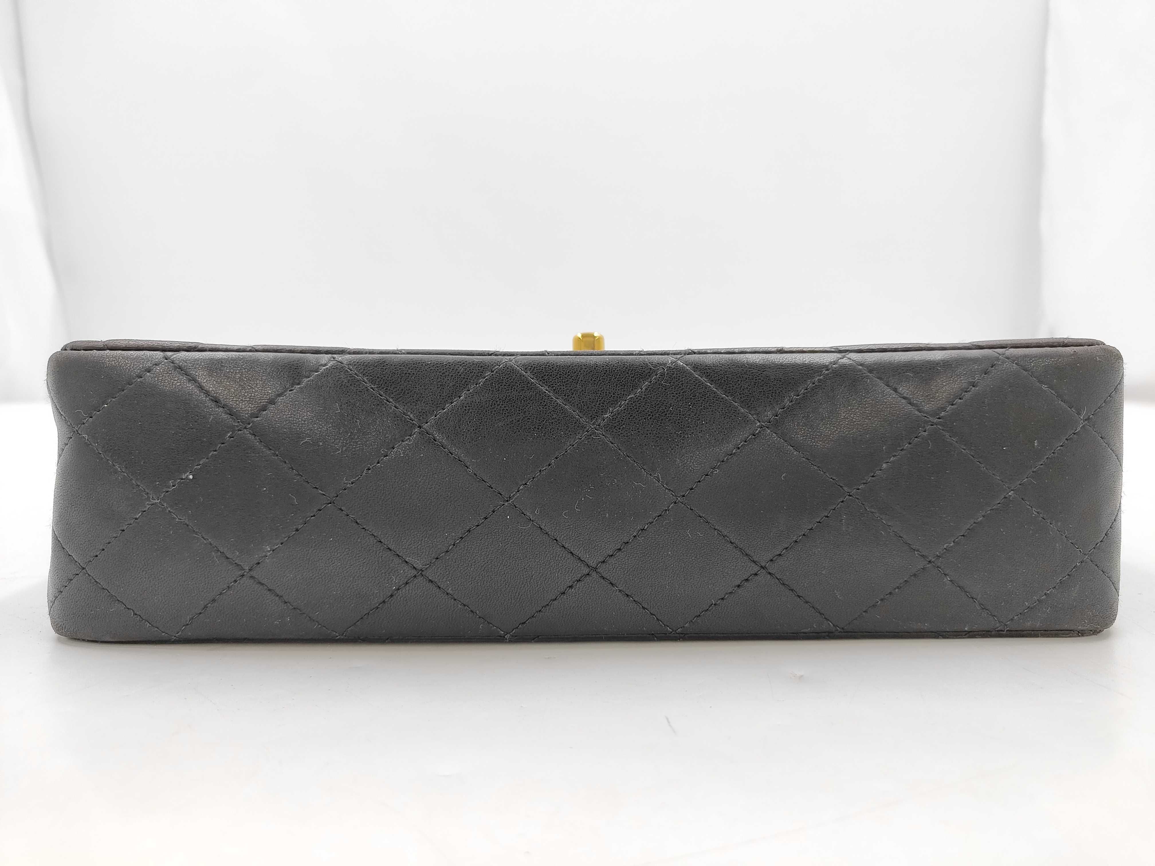Matelassé 25 A01112 Black Chain Shoulder Lambskin Gold Hardware Shoulder Bag — view 3
