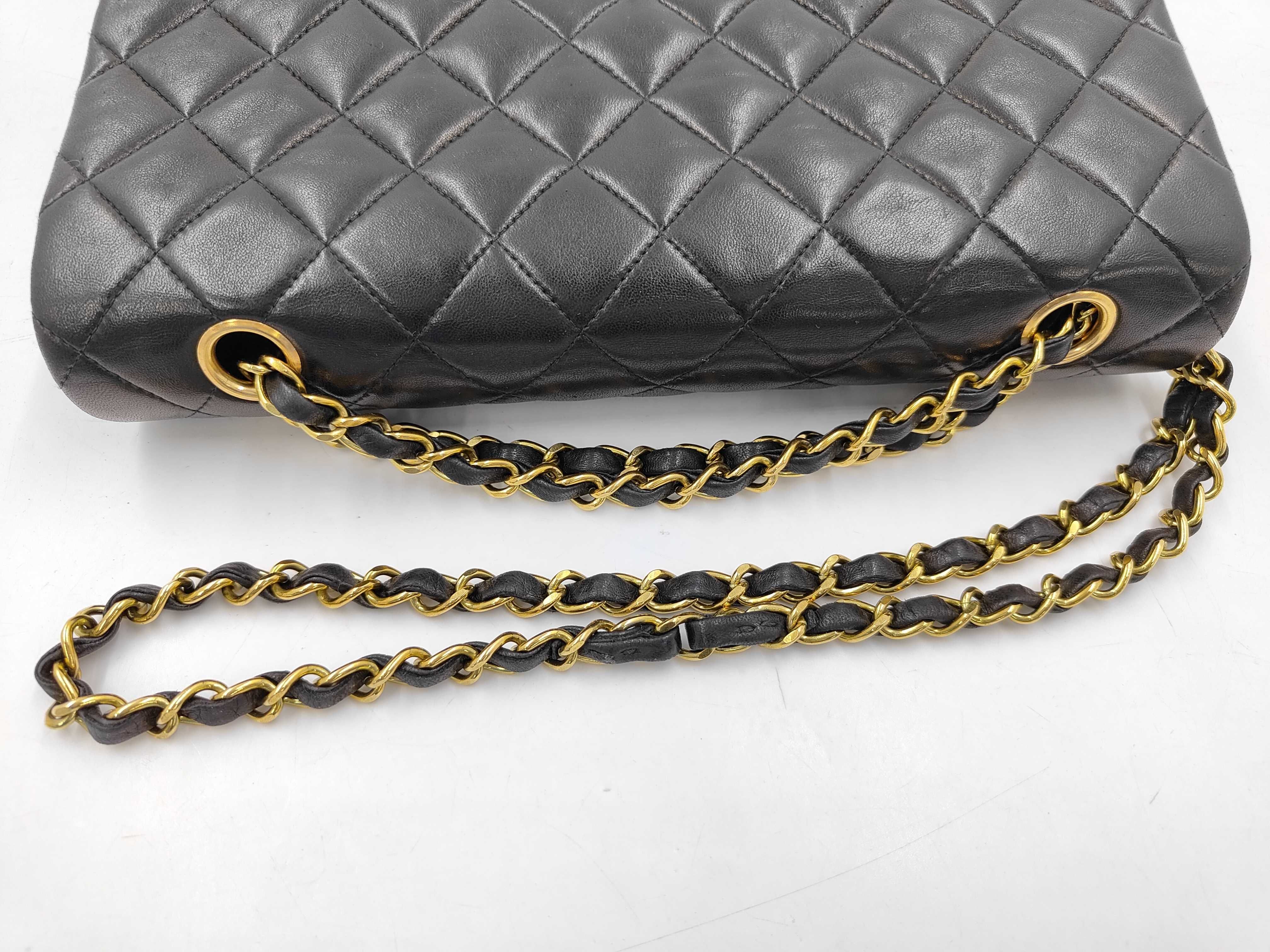 Matelassé 25 A01112 Black Chain Shoulder Lambskin Gold Hardware Shoulder Bag — view 5