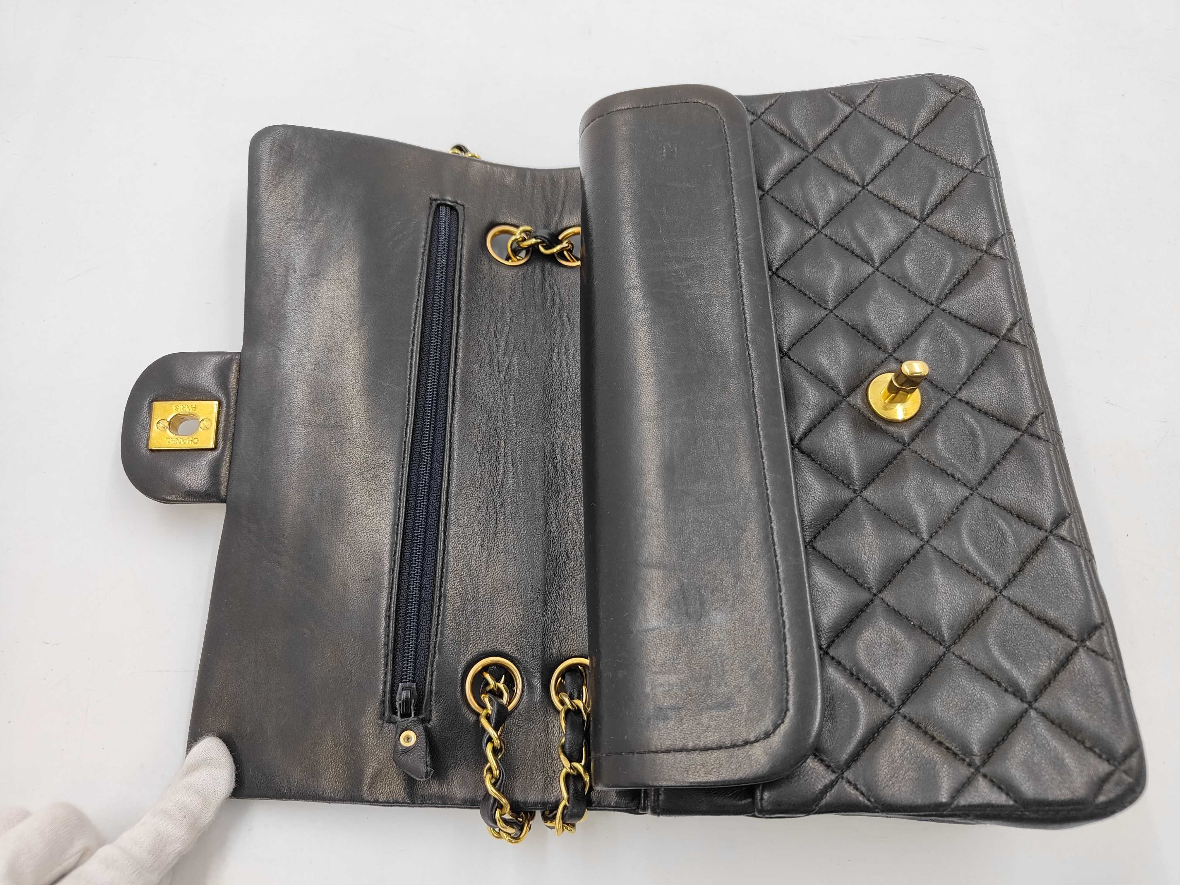 Matelassé 25 A01112 Black Chain Shoulder Lambskin Gold Hardware Shoulder Bag — view 7