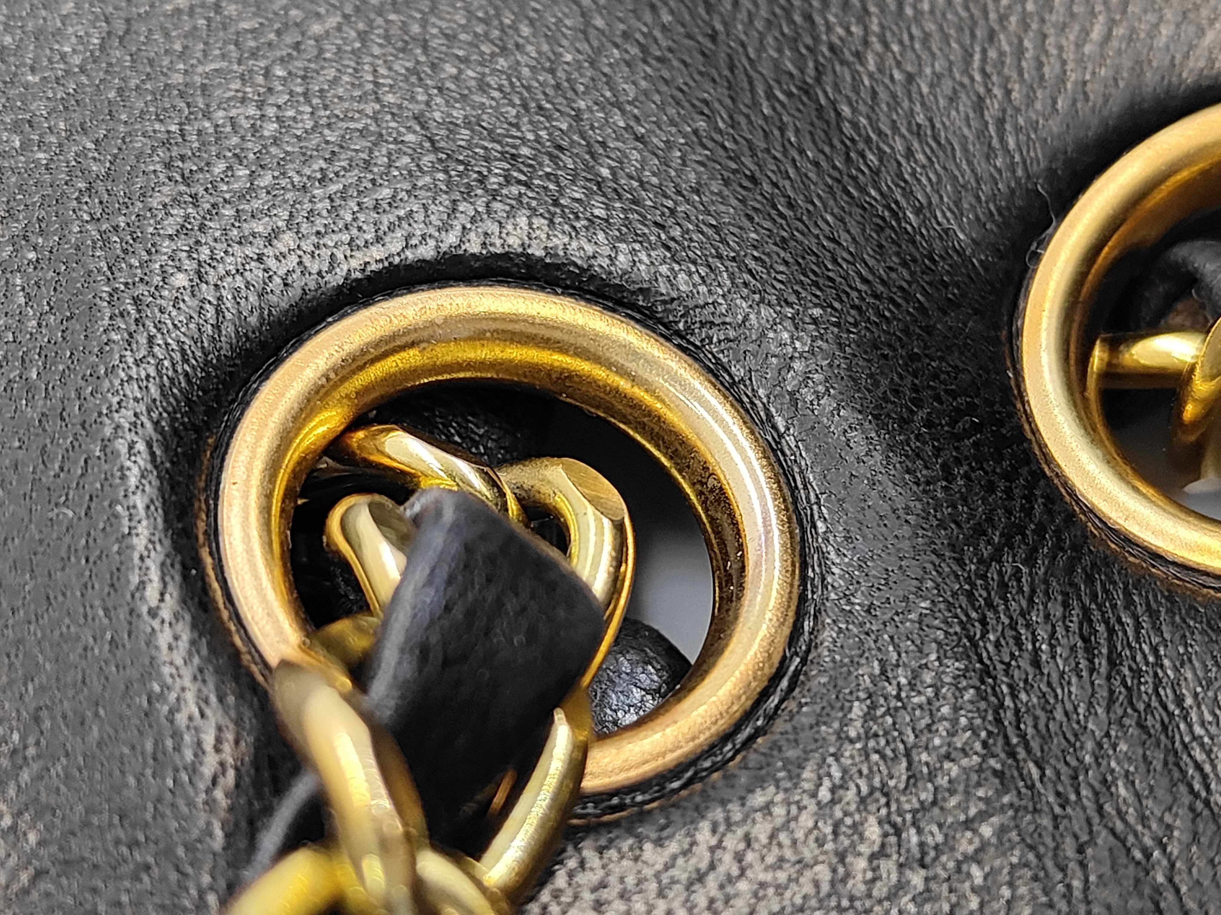 Matelassé 25 A01112 Black Chain Shoulder Lambskin Gold Hardware Shoulder Bag — view 8
