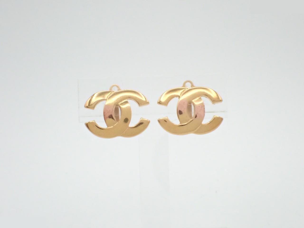 earrings, model 02P, Coco Mark design, gold, 2.3 cm wide.