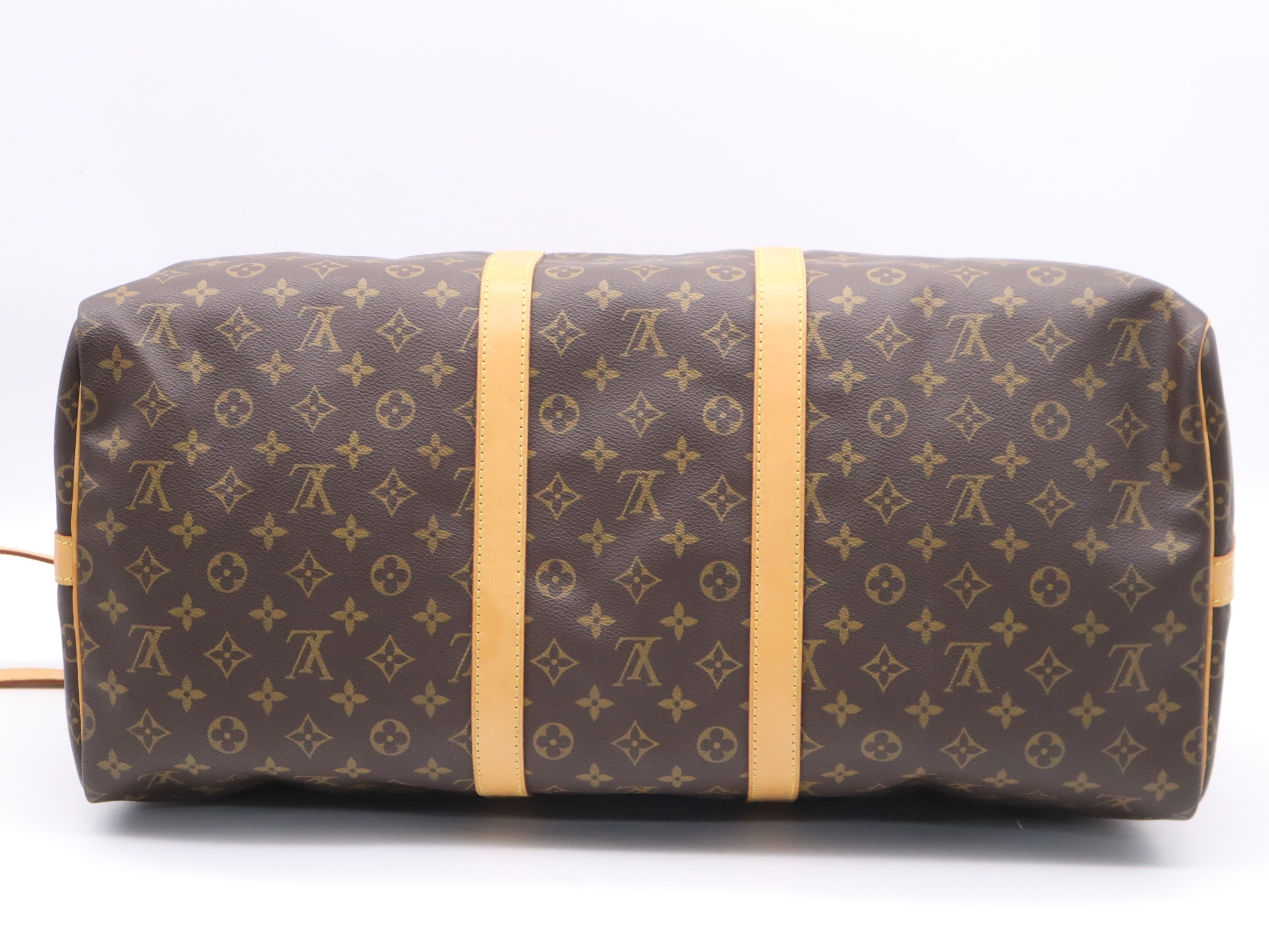 Keepall Bandoulière 55 with shoulder strap, name tag, and handle. — view 4