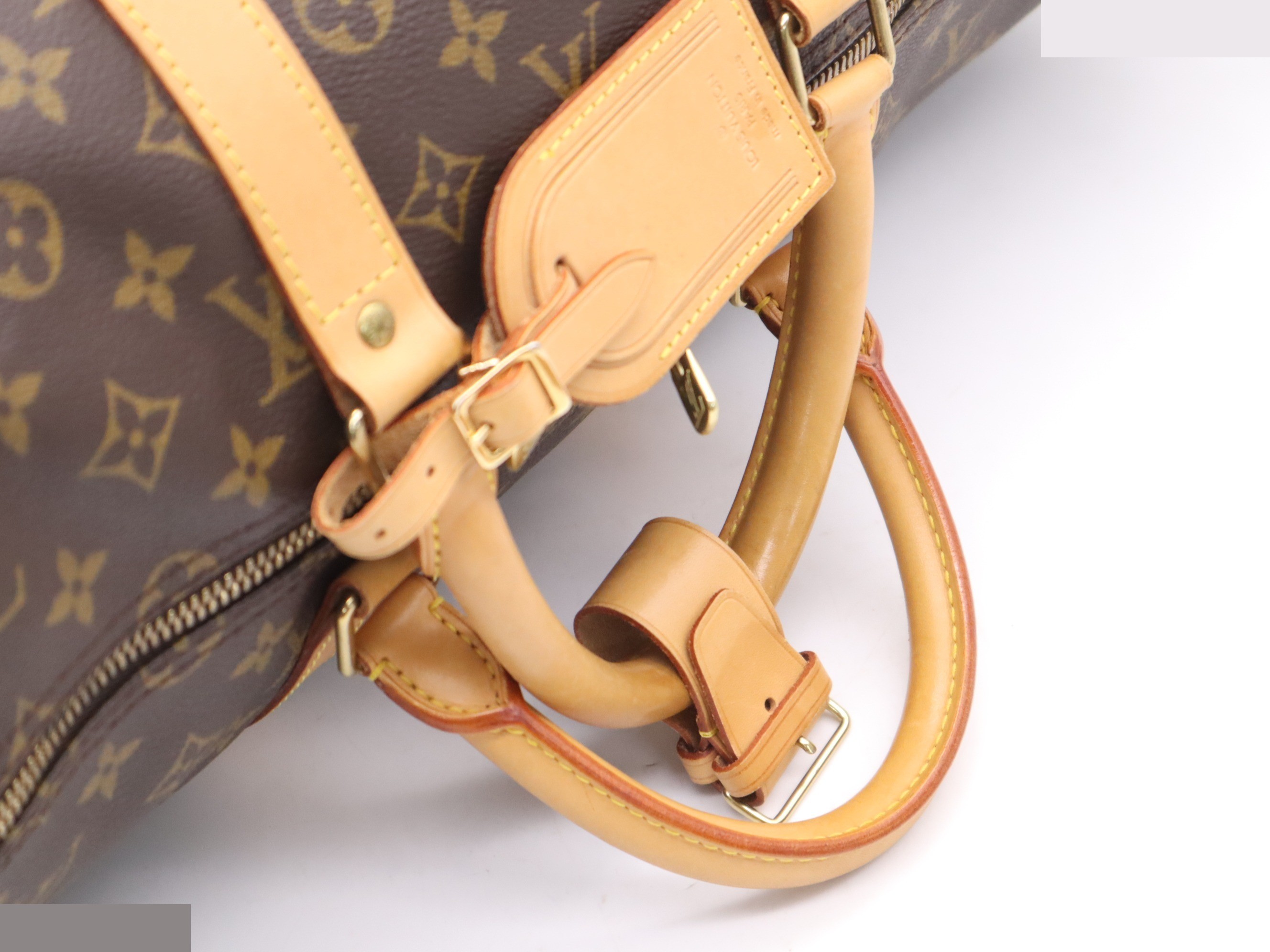 Keepall Bandoulière 55 with shoulder strap, name tag, and handle. — view 6